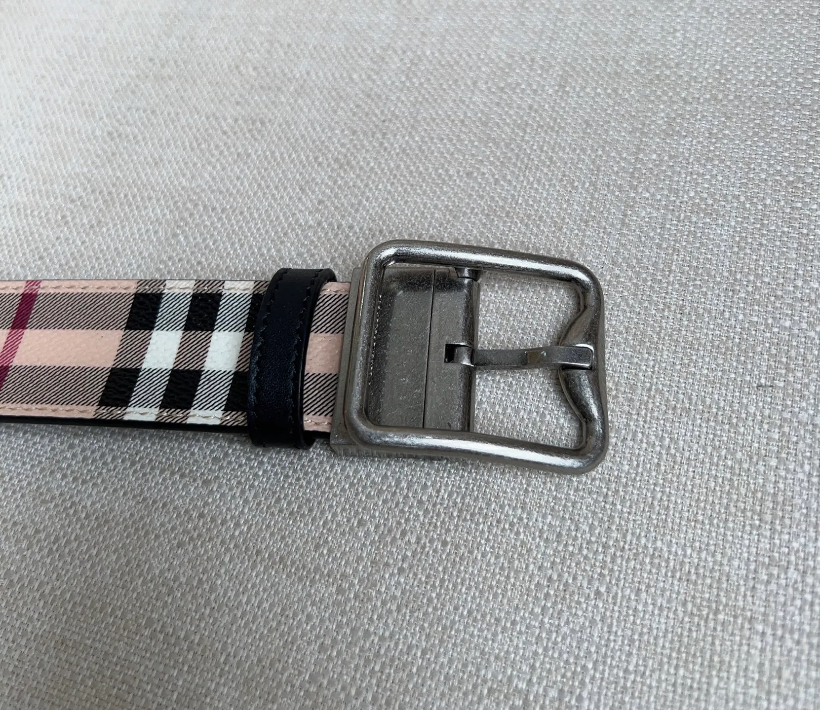 💰480💰Full package💰 💍Purchase level new Burberry ⚡️🌹New arrivals at the counter at the same time🎉🎉Double-sided Italian-made belt. Made of plaid environmentally friendly canvas. The reverse side is made of smooth leather. It is equipped with a palladium-plated exclusive logo pattern plaque buckle. Width: 3.5cm. Exquisite and elegant, simple and elegant.