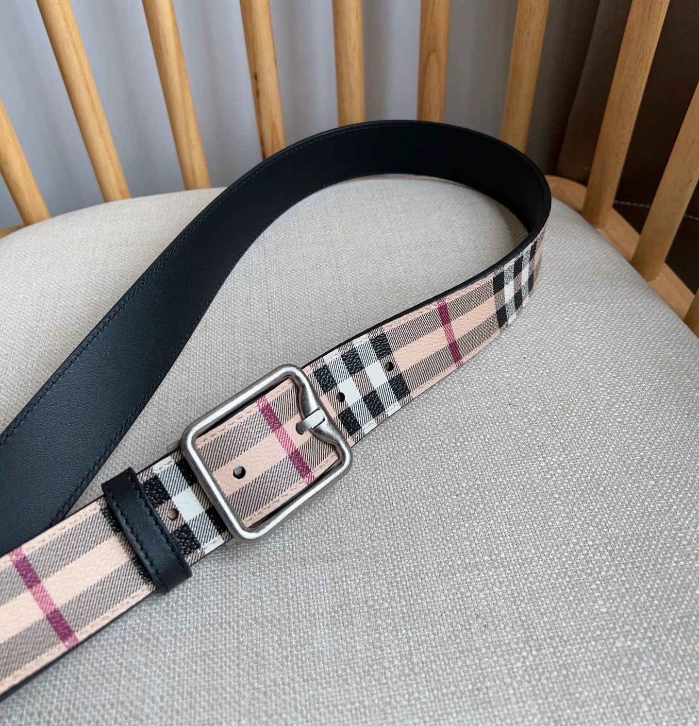 💰480💰Full package💰 💍Purchase level new Burberry ⚡️🌹New arrivals at the counter at the same time🎉🎉Double-sided Italian-made belt. Made of plaid environmentally friendly canvas. The reverse side is made of smooth leather. It is equipped with a palladium-plated exclusive logo pattern plaque buckle. Width: 3.5cm. Exquisite and elegant, simple and elegant.