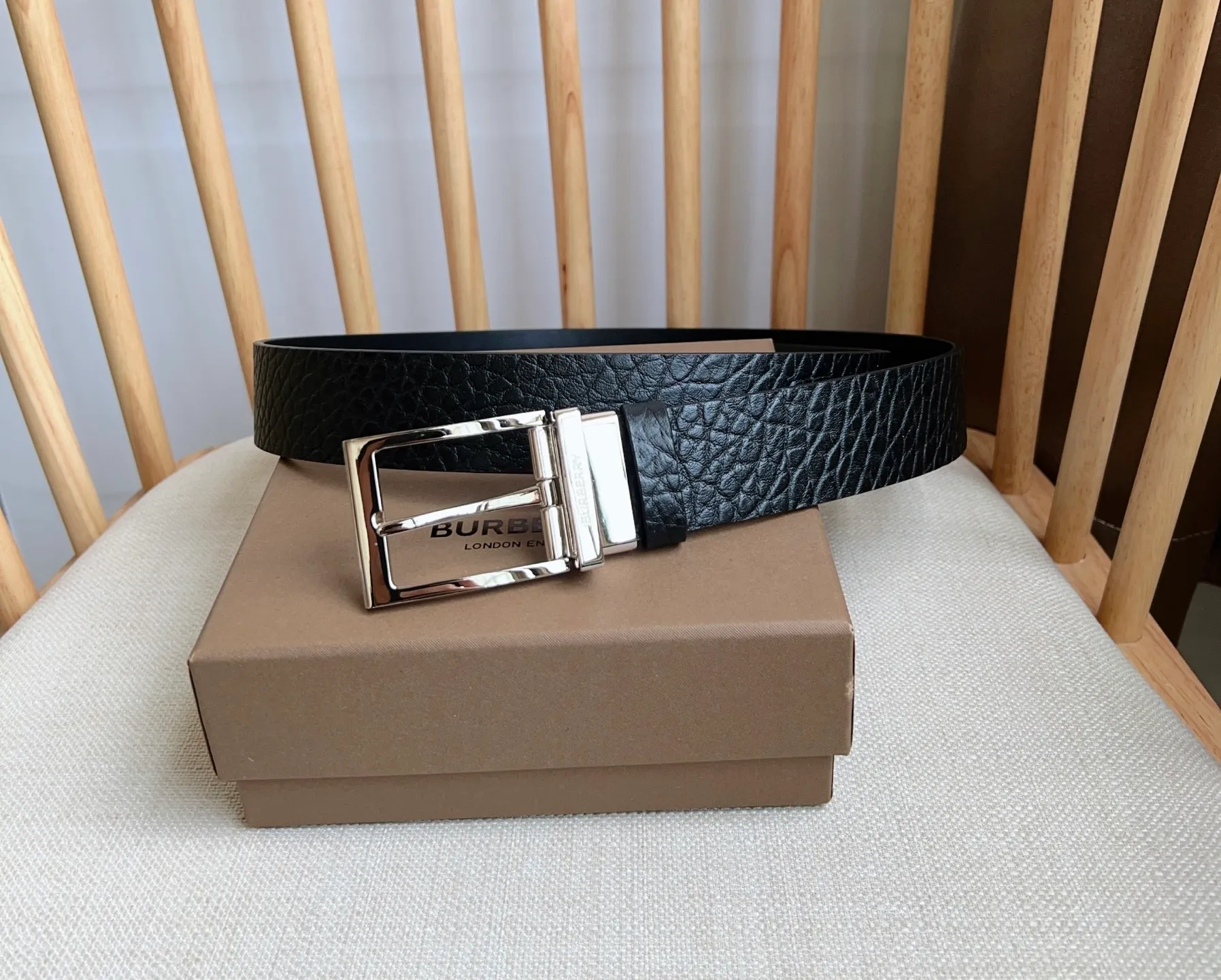 💰480💰Full package💰 💍Purchase level 🆕Burberry counters are newly available at the same time🎉🎉 Italian refined belt made of smooth calfskin fabric with palladium-plated B-shaped buckle Width: 3.5cm Exquisite, elegant, simple and generous