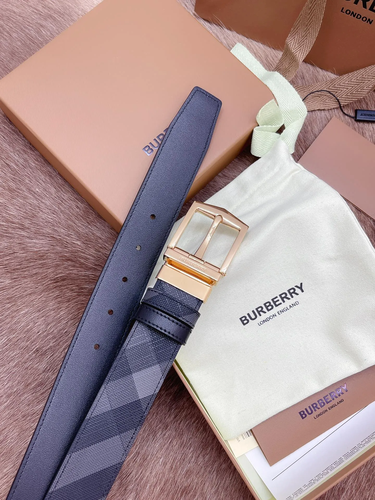 💰440💰Full set of packaging💰 💍Purchase-grade Burberry men's belt. Trading company order exported to Italy. Genuine size 3.5cm. OEM factory original leather material customization. Brass hardware vacuum plating to create the original taste of the product!