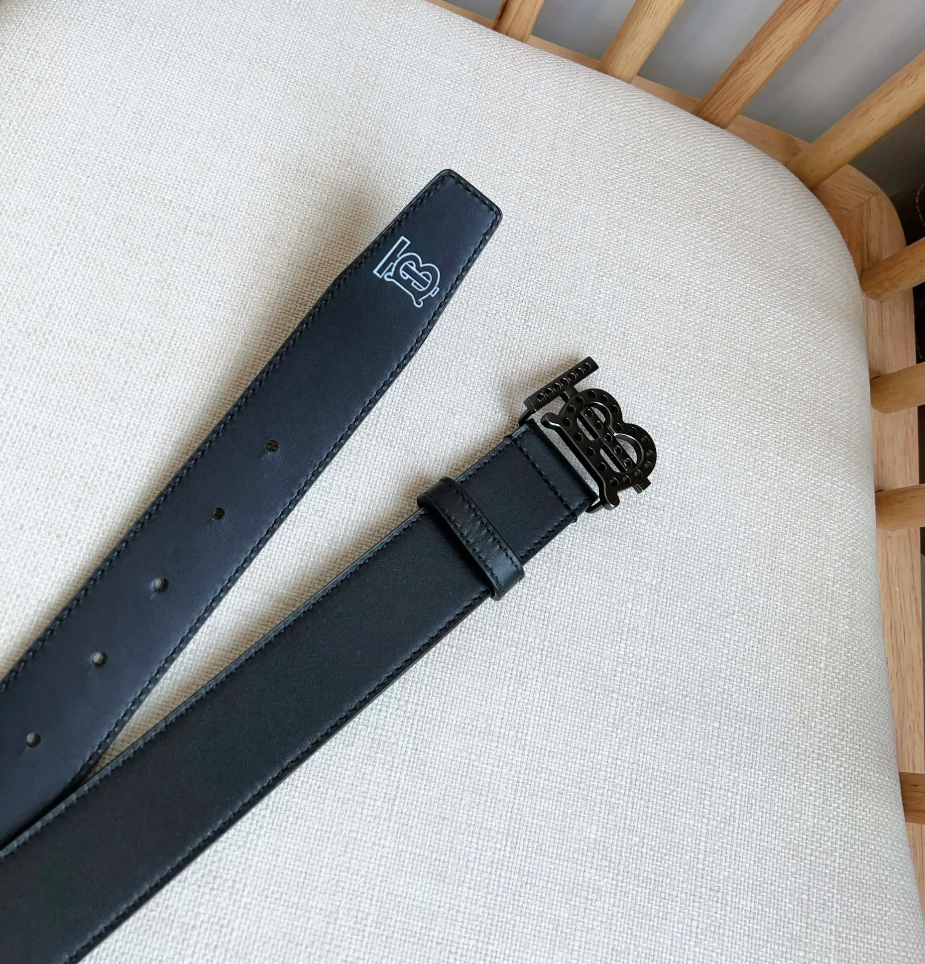 💰480💰Full package💰💍Purchasing-grade Burberry counters are newly available at the same time🎉🎉Pladium buckle with punched palladium-plated exclusive logo shape. Made of selected smooth leather. Width: 3.5cm. Refined and elegant, simple and elegant.