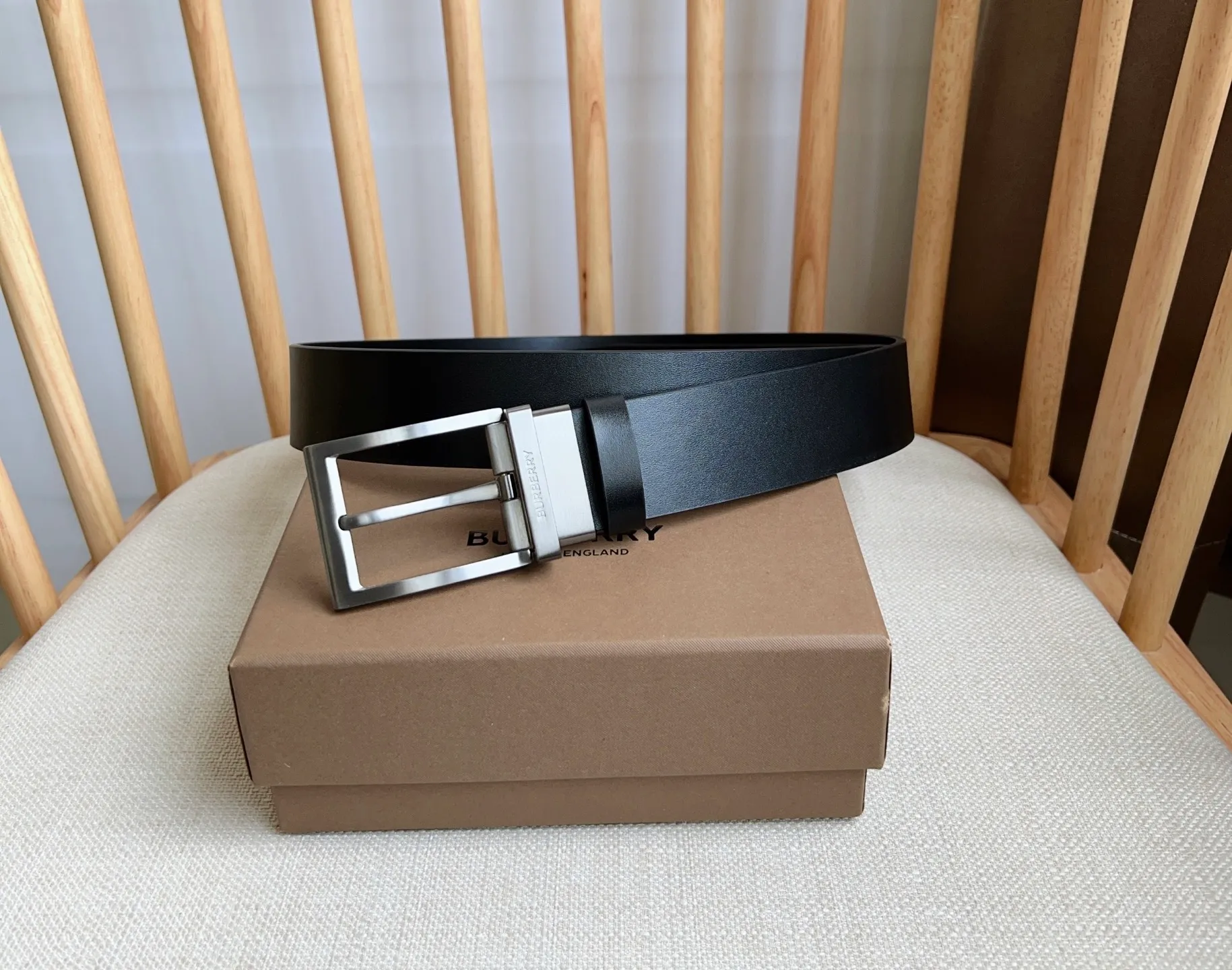 💰480💰Full package💰 💍Purchase level 🆕Burberry counters are newly available at the same time🎉🎉 Italian refined belt made of smooth calfskin fabric with palladium-plated B-shaped buckle Width: 3.5cm Exquisite, elegant, simple and generous