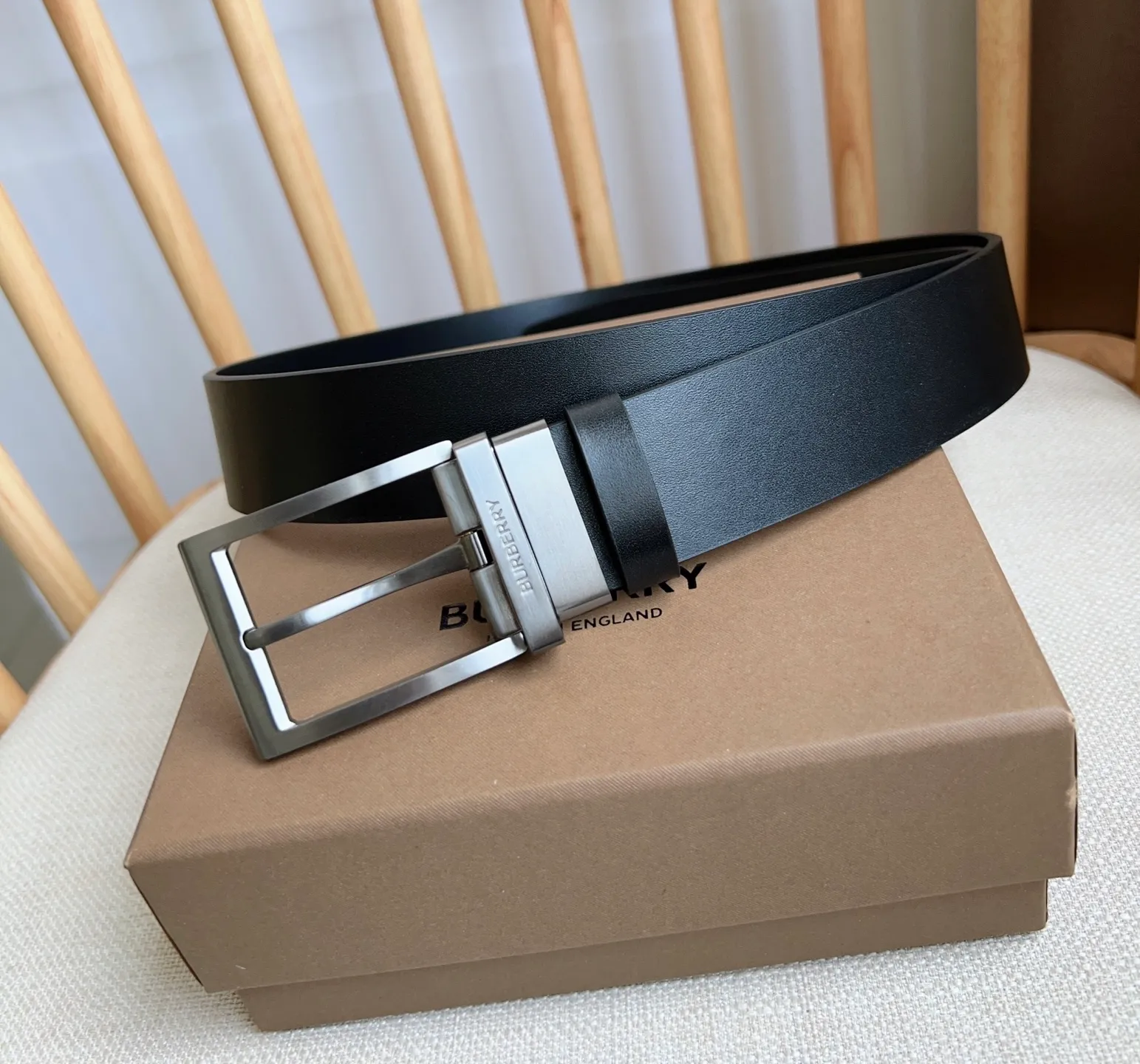 💰480💰Full package💰 💍Purchase level 🆕Burberry counters are newly available at the same time🎉🎉 Italian refined belt made of smooth calfskin fabric with palladium-plated B-shaped buckle Width: 3.5cm Exquisite, elegant, simple and generous