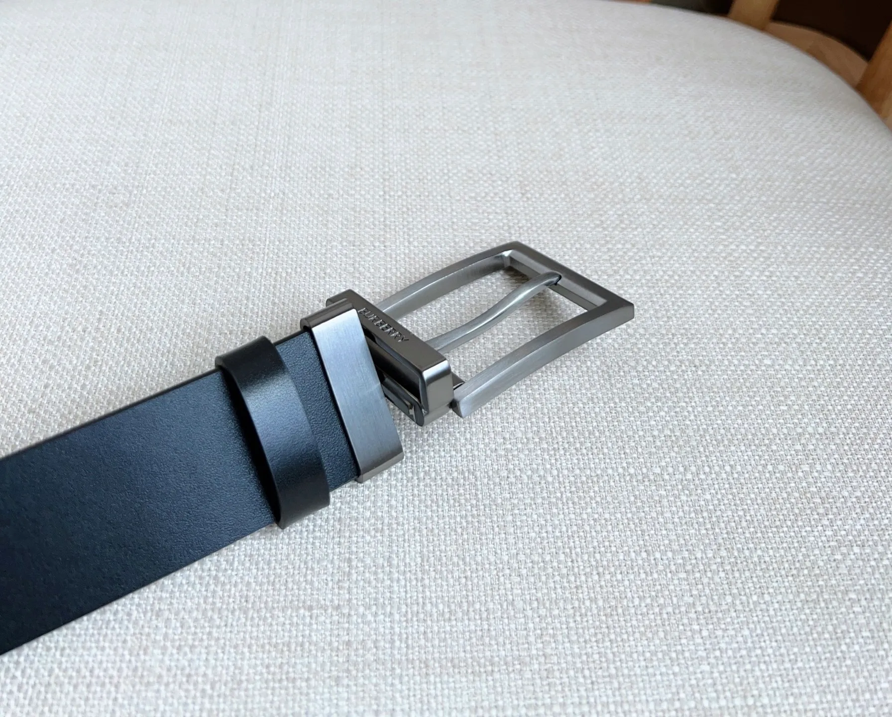 💰480💰Full package💰 💍Purchase level 🆕Burberry counters are newly available at the same time🎉🎉 Italian refined belt made of smooth calfskin fabric with palladium-plated B-shaped buckle Width: 3.5cm Exquisite, elegant, simple and generous