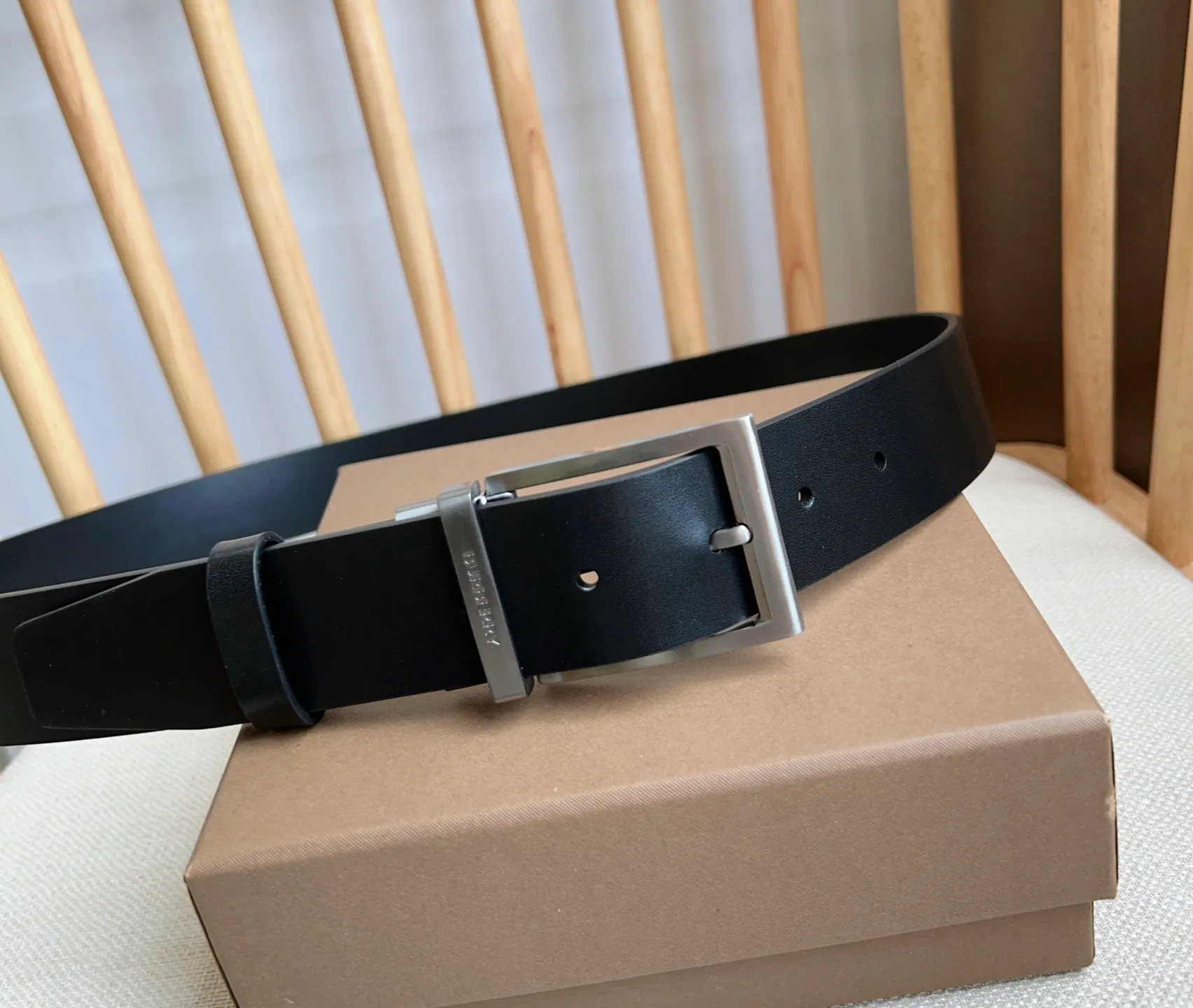 💰480💰Full package💰 💍Purchase level 🆕Burberry counters are newly available at the same time🎉🎉 Italian refined belt made of smooth calfskin fabric with palladium-plated B-shaped buckle Width: 3.5cm Exquisite, elegant, simple and generous