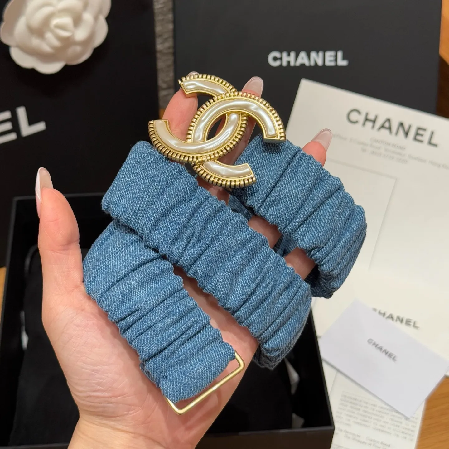💰440💰Full package💰 💍Purchase level Xiangjia's new belt. Soft denim fabric, with a lazy and casual atmosphere, and the fold design adds a bit of smartness and playfulness. It seems to tell French romance, the iconic double C logo shines dazzlingly, and the inlaid rhinestones are like stars🌟Full of sophistication, instantly making the overall look more sophisticated. Size: S, M, L