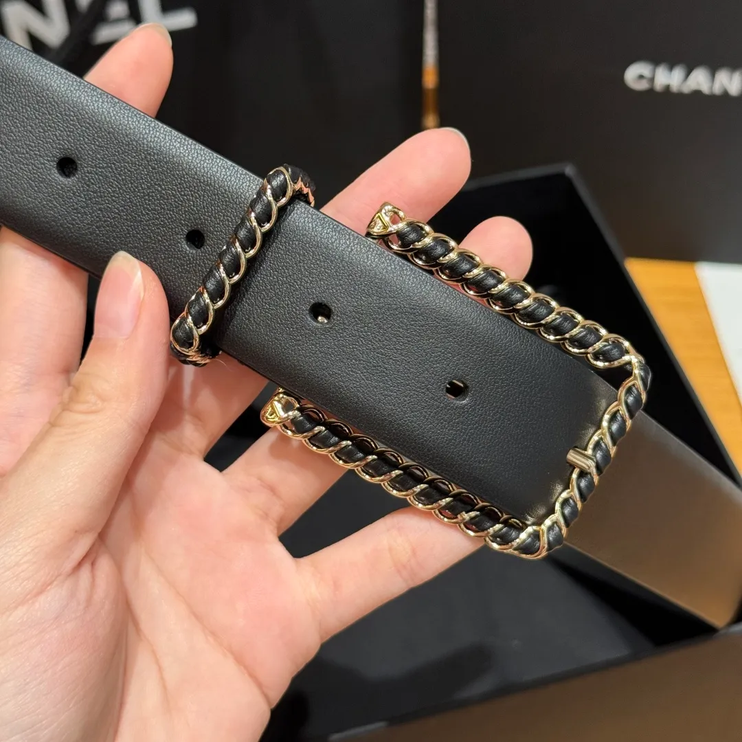 💰480💰Full package💰 💍Purchase level Chanel ⚡️🌹Twist pin buckle belt Chanel twist pin buckle cowhide belt feels soft and full of texture, CC metal embellishment at the tail, exquisite and high-end, the upper body is superb, and it inadvertently reveals an intellectual and elegant temperament. Width 3.0cm