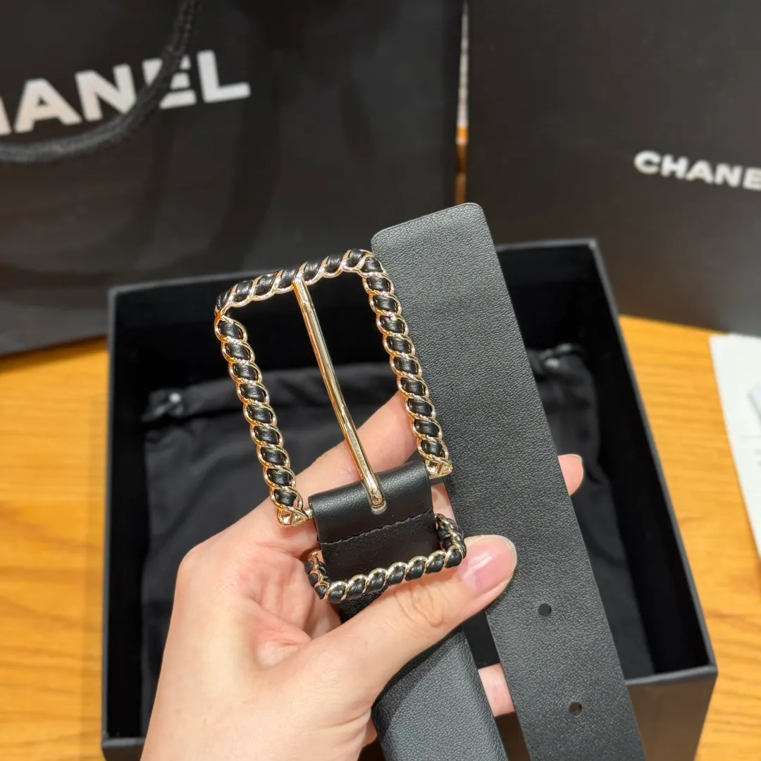 💰480💰Full package💰 💍Purchase level Chanel ⚡️🌹Twist pin buckle belt Chanel twist pin buckle cowhide belt feels soft and full of texture, CC metal embellishment at the tail, exquisite and high-end, the upper body is superb, and it inadvertently reveals an intellectual and elegant temperament. Width 3.0cm