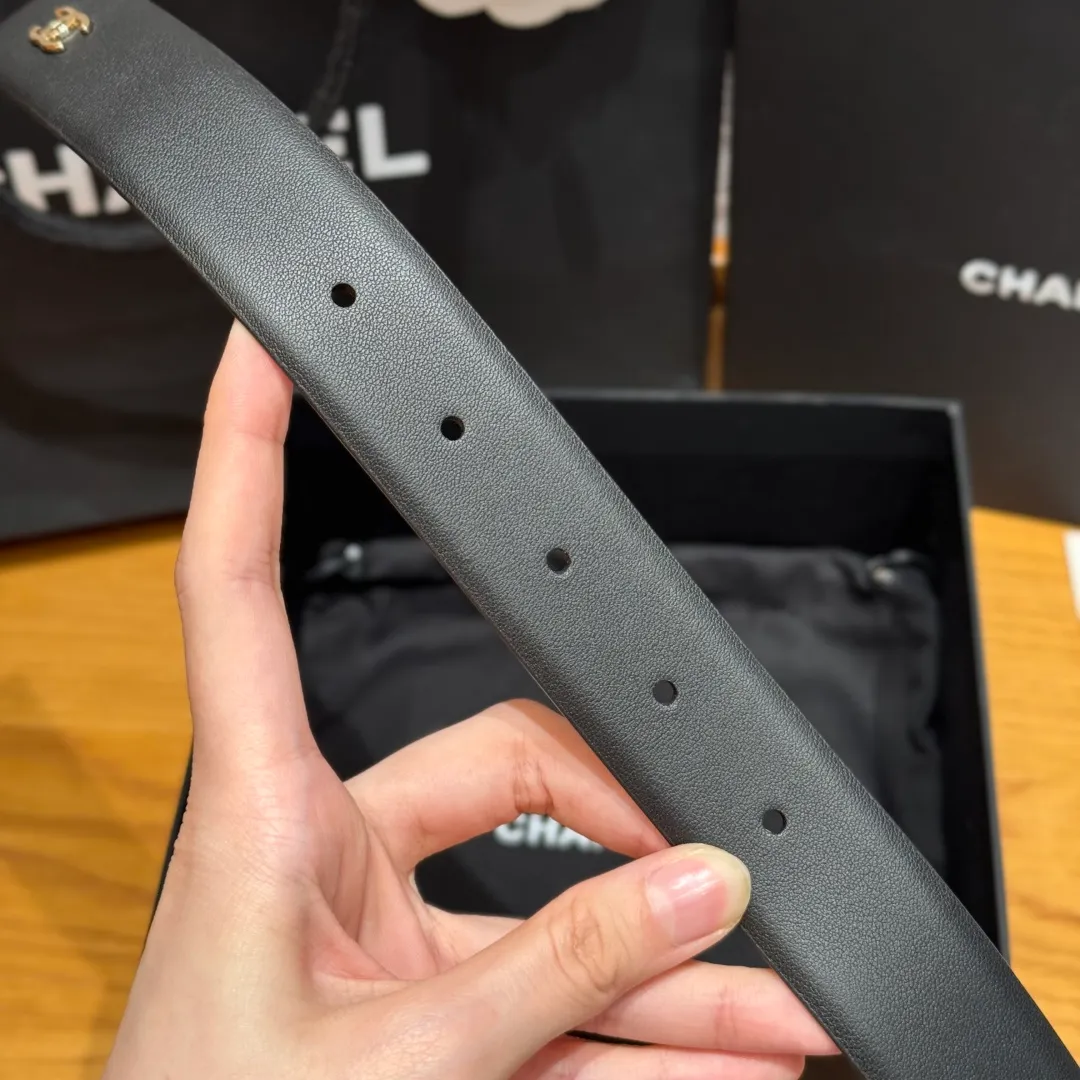 💰480💰Full package💰 💍Purchase level Chanel ⚡️🌹Twist pin buckle belt Chanel twist pin buckle cowhide belt feels soft and full of texture, CC metal embellishment at the tail, exquisite and high-end, the upper body is superb, and it inadvertently reveals an intellectual and elegant temperament. Width 3.0cm