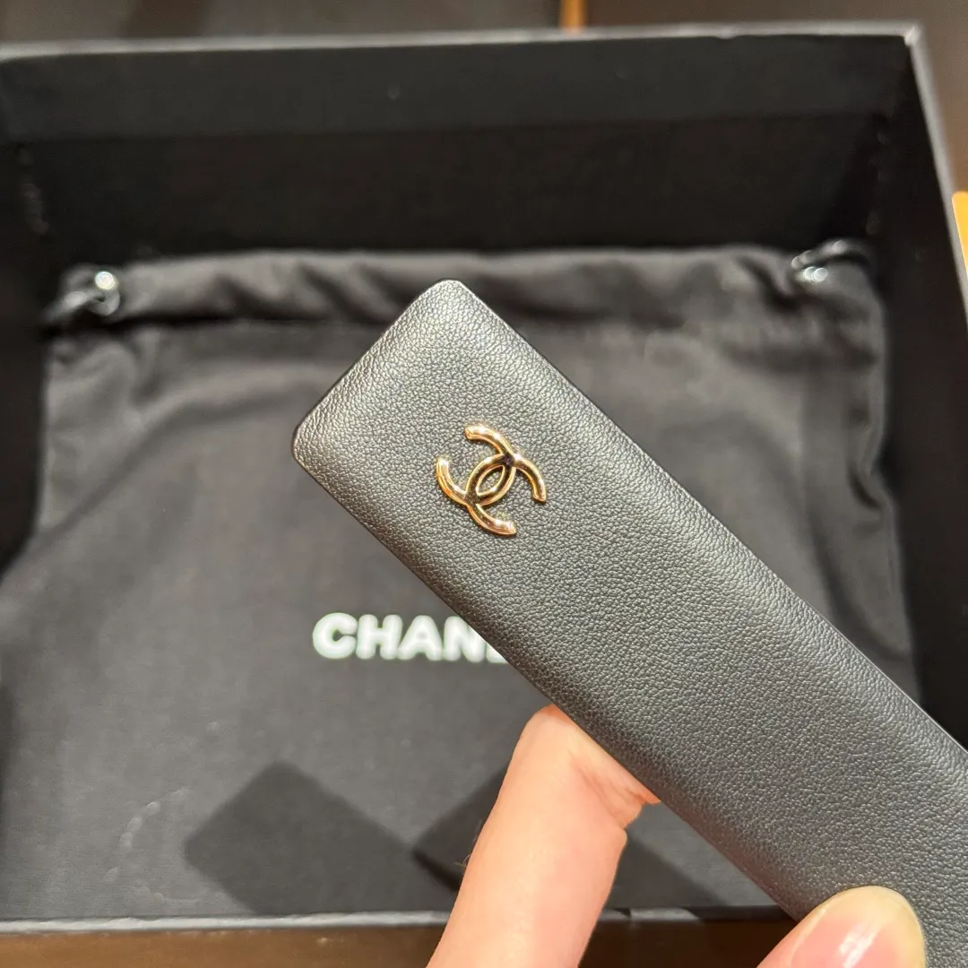 💰480💰Full package💰 💍Purchase level Chanel ⚡️🌹Twist pin buckle belt Chanel twist pin buckle cowhide belt feels soft and full of texture, CC metal embellishment at the tail, exquisite and high-end, the upper body is superb, and it inadvertently reveals an intellectual and elegant temperament. Width 3.0cm
