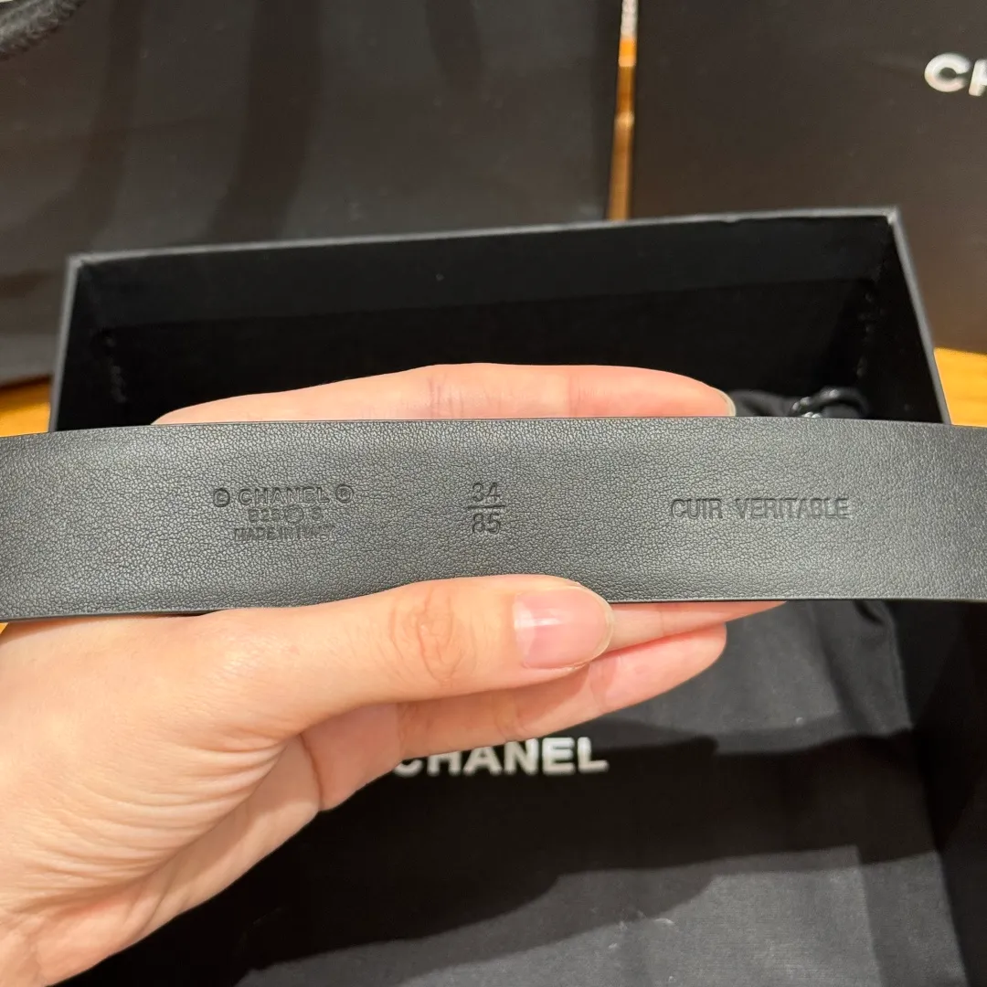 💰480💰Full package💰 💍Purchase level Chanel ⚡️🌹Twist pin buckle belt Chanel twist pin buckle cowhide belt feels soft and full of texture, CC metal embellishment at the tail, exquisite and high-end, the upper body is superb, and it inadvertently reveals an intellectual and elegant temperament. Width 3.0cm