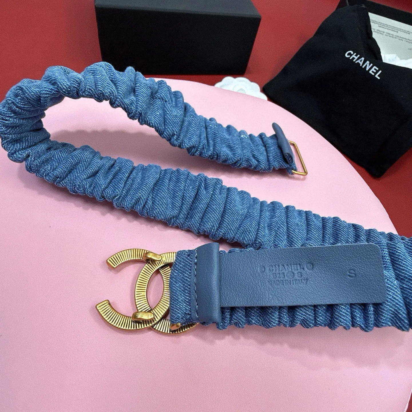 💰460💰Full package💰 💍Purchasing-grade Xiaoxiangjia logo pleated cowhide elastic belt, entirely wrapped in soft pleated cowhide covering, smart and modern style, light gold, silver electroplated metal logo buckle, width 3.0. Matched with rhinestones. CC square buckle. Calfskin elastic belt with excellent elasticity and soft touch. Number of sizes including buckle S=65cm total length (available 75, 80, 85)