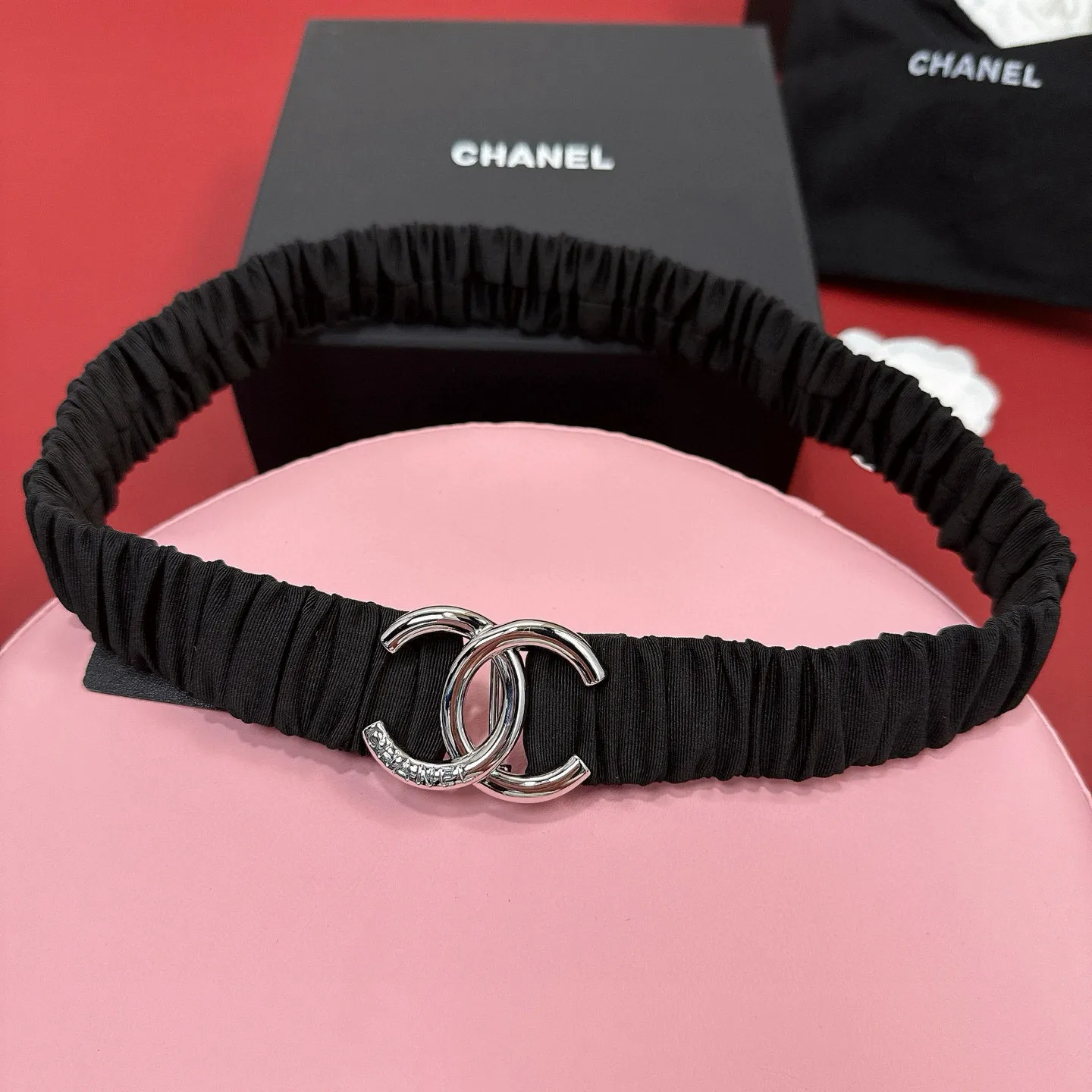 💰460💰Full package💰 💍Purchasing-grade Xiaoxiangjia logo pleated cowhide elastic belt, entirely wrapped in soft pleated cowhide covering, smart and modern style, light gold, silver electroplated metal logo buckle, width 3.0. Matched with rhinestones. CC square buckle. Calfskin elastic belt with excellent elasticity and soft touch. Number of sizes including buckle S=65cm total length (available 75, 80, 85)