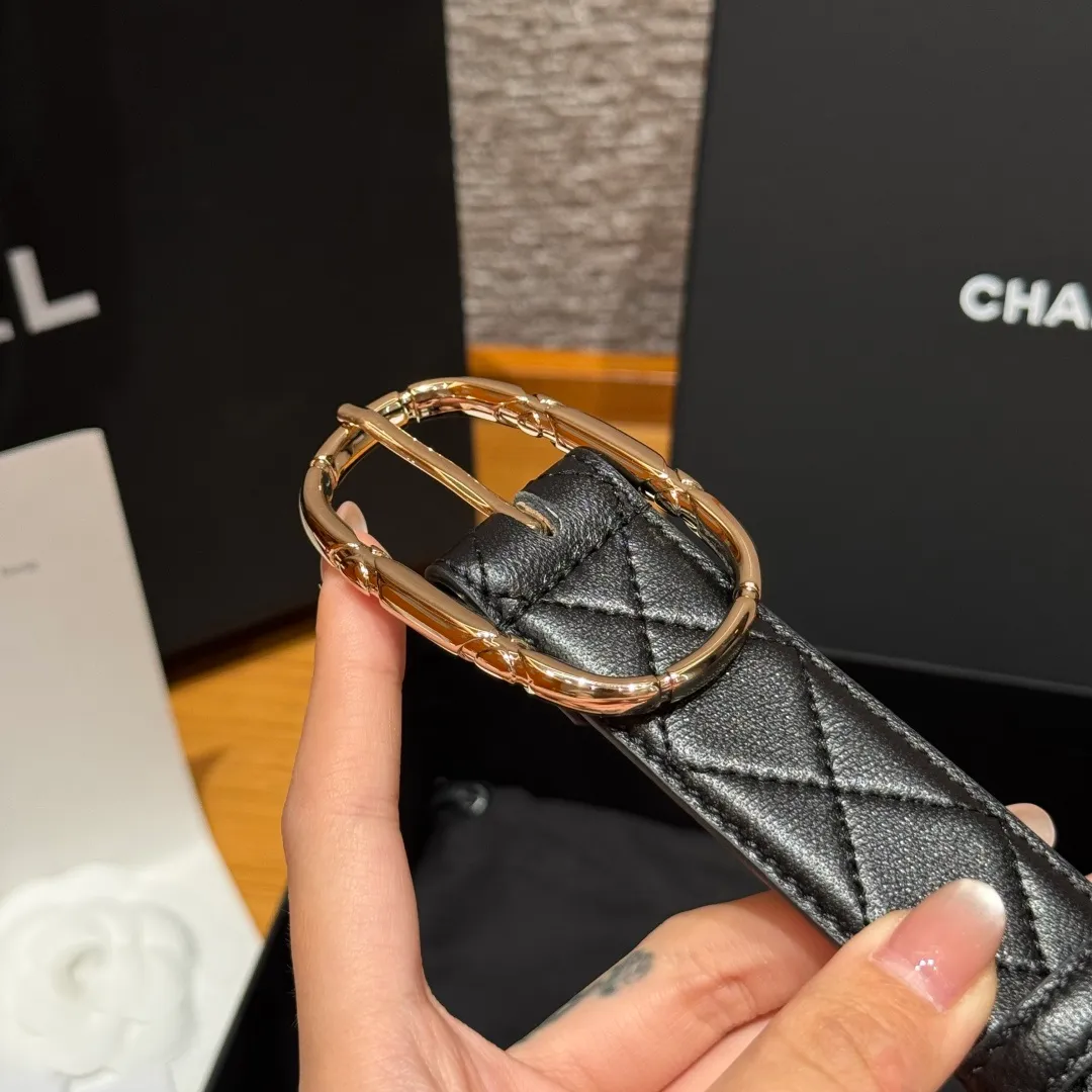 💰480💰Full package💰 💍Purchase level Chanel ⚡️🌹New women's belt This is a double-sided calfskin belt with the brand's logo on it. The belt is soft and delicate, with a very good texture. It is paired with metal hardware⚡️🌹 A simple, elegant and intellectual combination, it can be paired with jeans or a suit. Width: 3.0cm