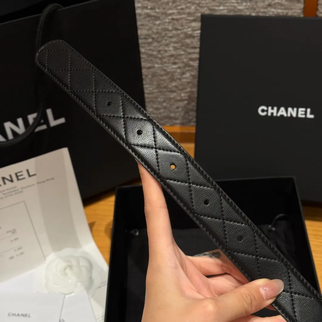 💰480💰Full package💰 💍Purchase level Chanel ⚡️🌹New women's belt This is a double-sided calfskin belt with the brand's logo on it. The belt is soft and delicate, with a very good texture. It is paired with metal hardware⚡️🌹 A simple, elegant and intellectual combination, it can be paired with jeans or a suit. Width: 3.0cm
