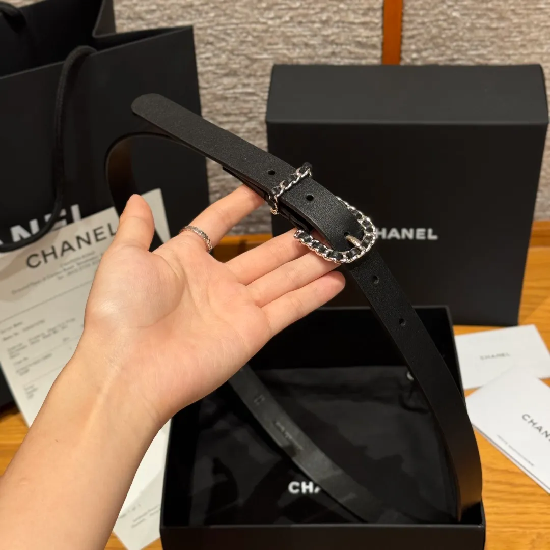 💰440💰Full package💰 💍Purchasing agent grade Chanel ⚡️🌹U-shaped women's belt This is made of imported cowhide, and the hardware is designed with a U-shaped pin buckle. Wearing the belt shows your waistline, enhances your temperament, and instantly becomes fashionable. It is a classic embellishment. Whether it is daily travel or attending important occasions, it can easily control various styles of clothing.⚡️🌹Width: 20 mm