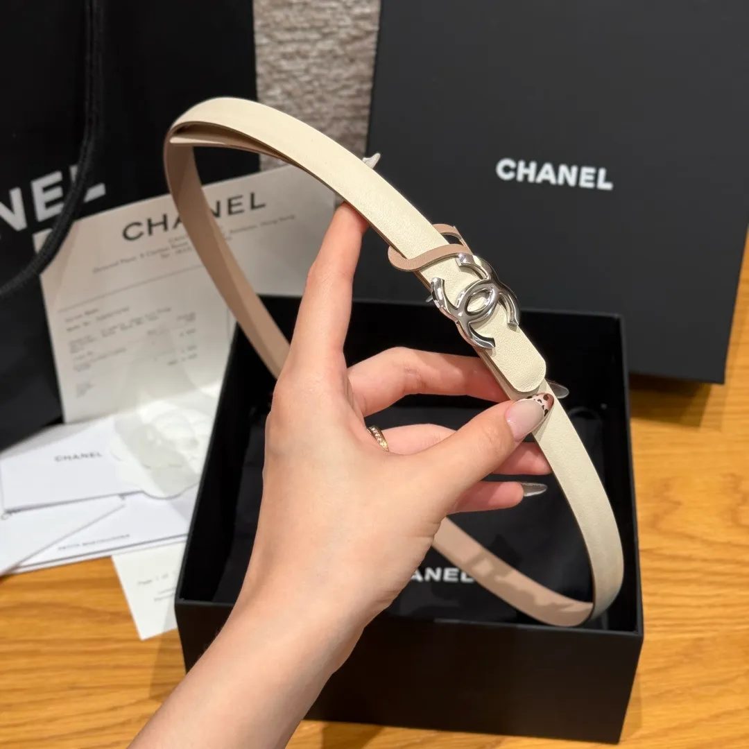 💰440💰Full package💰 💍Purchase level Chanel ⚡️🌹New narrow double-sided belt Chanel classic double-sided belt, made of high-quality calfskin, more suitable for summer, suitable for matching pants and skirts, very versatile 👍, the overall details are very surprising, full of design 👍🏻 Width: 15 mm