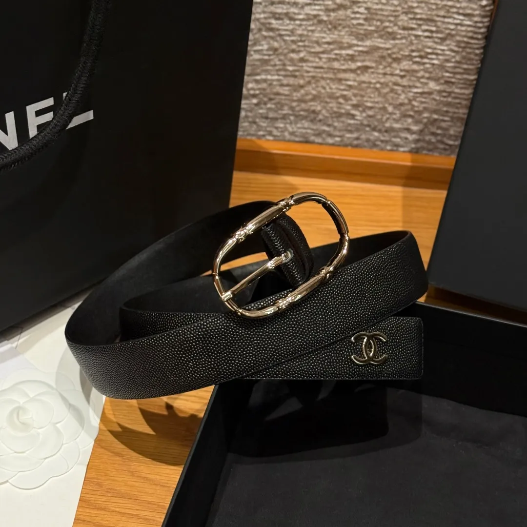 💰480💰Full package💰 💍Purchasing agent grade Chanel ⚡️🌹New women's belt This is a double-sided calfskin belt, the leather is decorated with the brand's logo. The belt is soft and delicate, with a very good texture. It is paired with metal hardware. It is a simple, elegant and intellectual combination, and can be paired with jeans or a suit. Width: 3.0cm