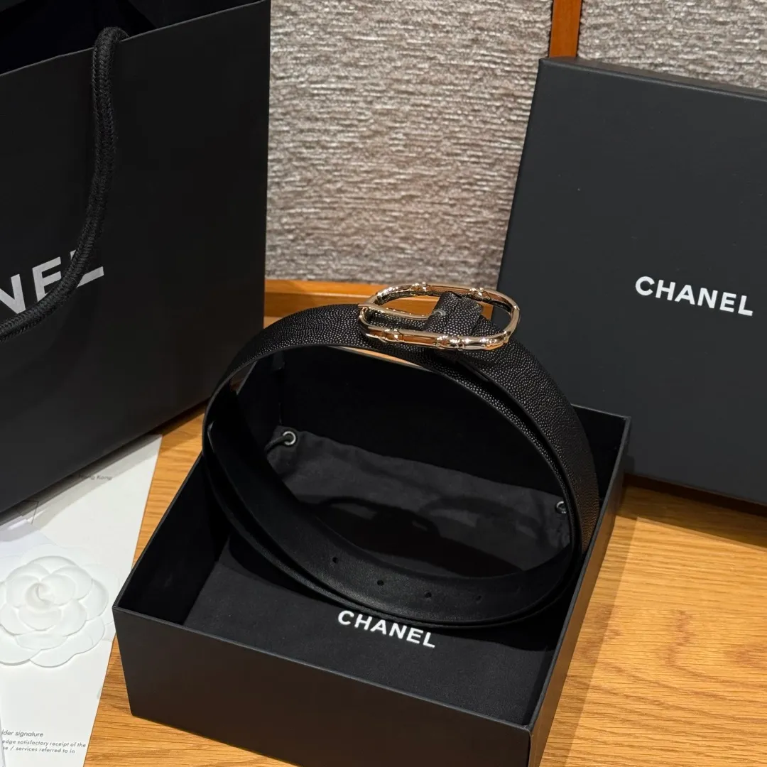 💰480💰Full package💰 💍Purchasing agent grade Chanel ⚡️🌹New women's belt This is a double-sided calfskin belt, the leather is decorated with the brand's logo. The belt is soft and delicate, with a very good texture. It is paired with metal hardware. It is a simple, elegant and intellectual combination, and can be paired with jeans or a suit. Width: 3.0cm