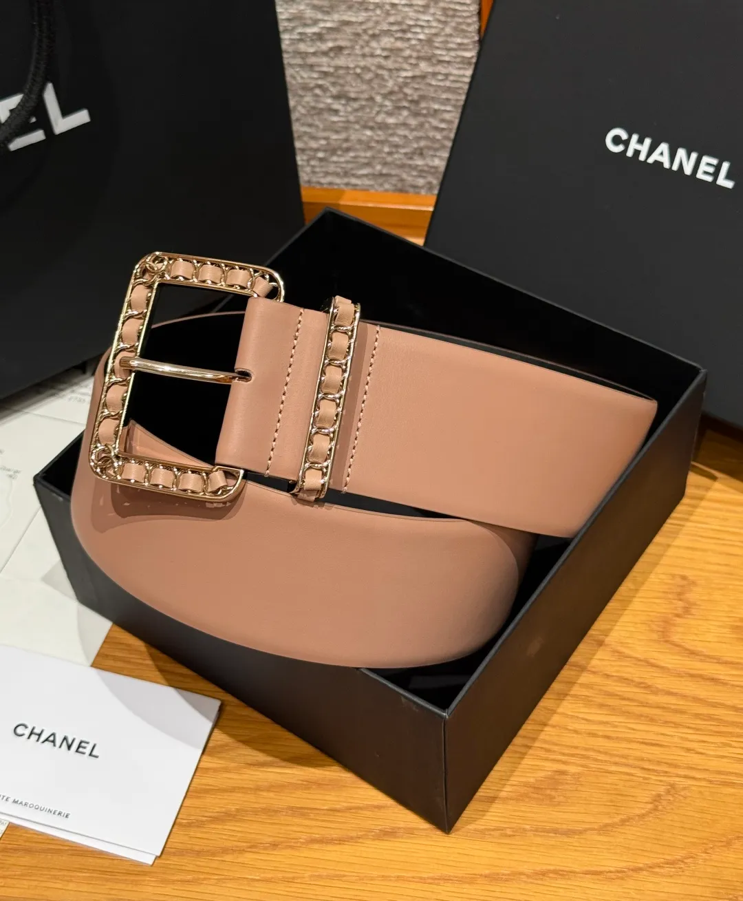 💰580💰Full package💰 💍Purchase level Chanel ⚡️🌹Chain belt Chanel's chain decorative belt is made of imported cow leather, with metal chain buckle, simple and luxurious, wide design, adjustable length, easy to match various clothing styles, chain details enhance the sense of layering, whether it is formal occasions or daily wear, exquisite and textured⚡️🌹Width: 5.5 cm