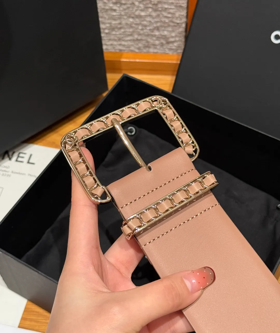 💰580💰Full package💰 💍Purchase level Chanel ⚡️🌹Chain belt Chanel's chain decorative belt is made of imported cow leather, with metal chain buckle, simple and luxurious, wide design, adjustable length, easy to match various clothing styles, chain details enhance the sense of layering, whether it is formal occasions or daily wear, exquisite and textured⚡️🌹Width: 5.5 cm