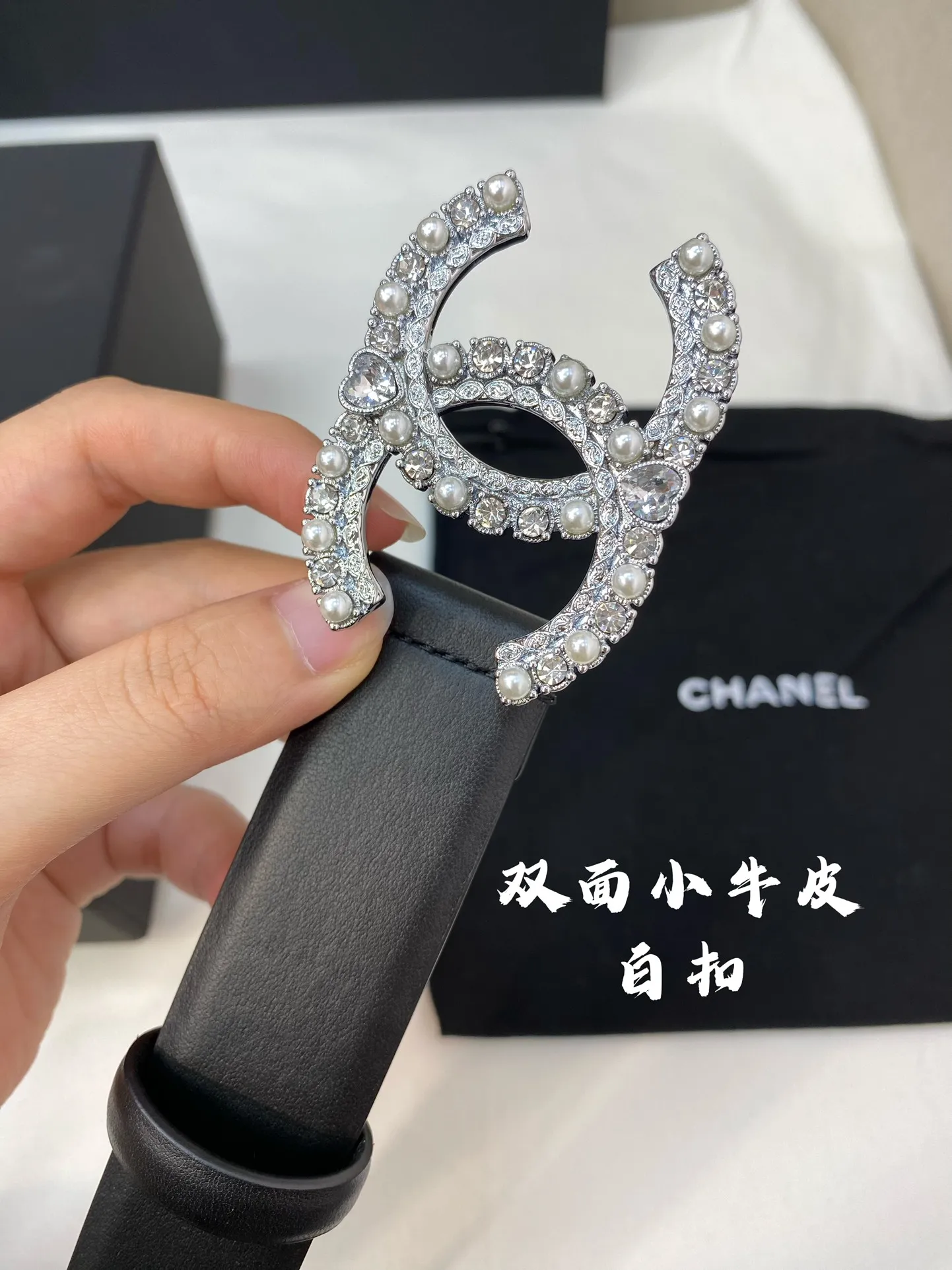 💰460💰Full package💰 💍Purchasing-grade Chanel Width 3.0CM Double-sided original calfskin, soft and delicate leather, good hand feel. A variety of discounts are available, with fine workmanship. The upper body effect is very good