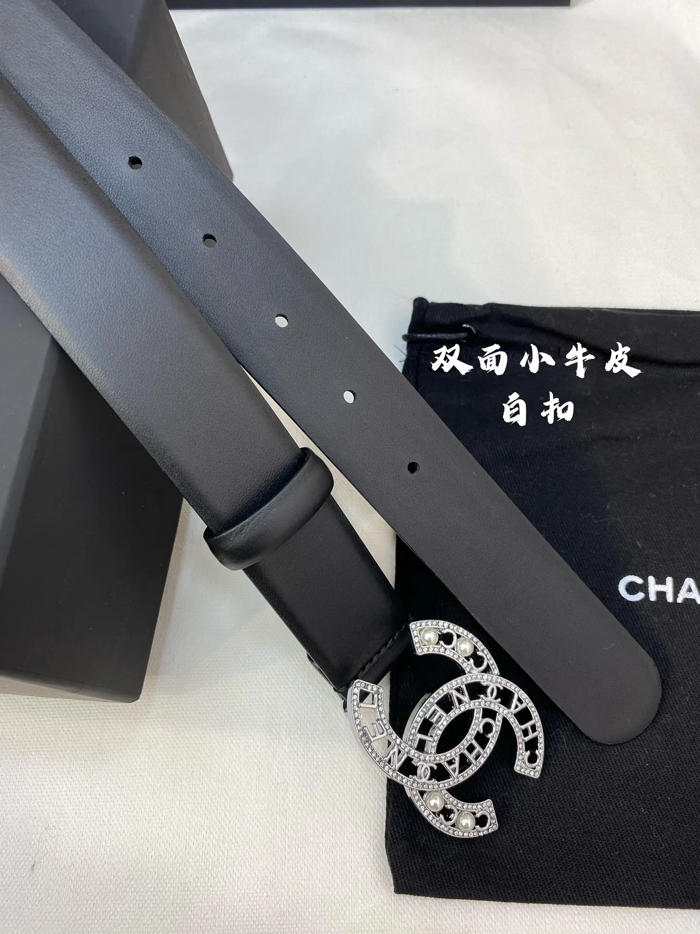 💰460💰Full package💰 💍Purchasing-grade Chanel Width 3.0CM Double-sided original calfskin, soft and delicate leather, good hand feel. A variety of discounts are available, with fine workmanship. The upper body effect is very good