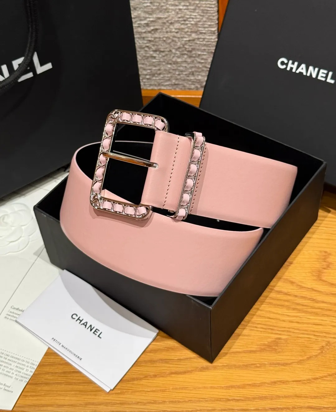 💰580💰Full package💰 💍Purchase level Chanel ⚡️🌹Chain belt Chanel's chain decorative belt is made of imported cow leather, with metal chain buckle, simple and luxurious, wide design, adjustable length, easy to match various clothing styles, chain details enhance the sense of layering, whether it is formal occasions or daily wear, exquisite and textured⚡️🌹Width: 5.5 cm