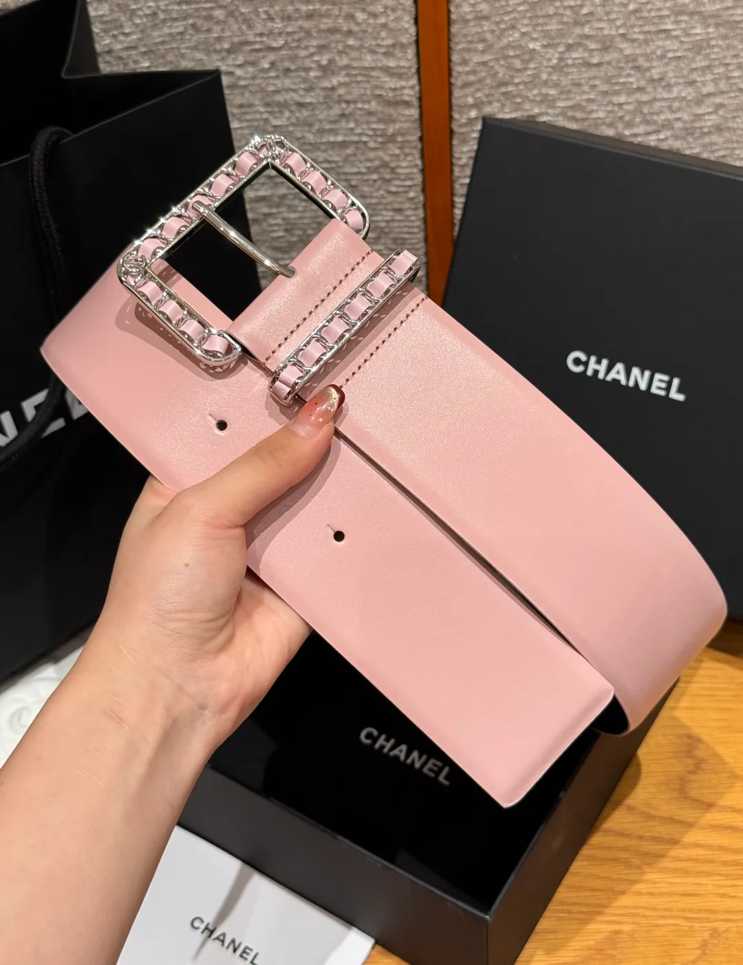 💰580💰Full package💰 💍Purchase level Chanel ⚡️🌹Chain belt Chanel's chain decorative belt is made of imported cow leather, with metal chain buckle, simple and luxurious, wide design, adjustable length, easy to match various clothing styles, chain details enhance the sense of layering, whether it is formal occasions or daily wear, exquisite and textured⚡️🌹Width: 5.5 cm