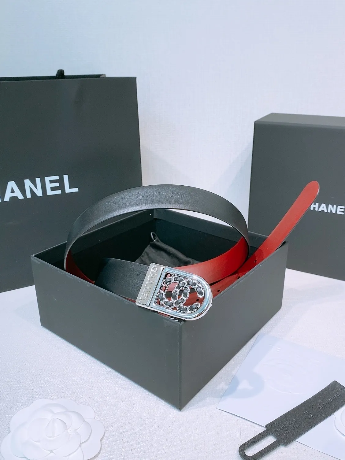 💰460💰Full package💰 💍Purchase level Chanel ⚡️🌹New belt This is made of cow leather. The classic leather chain double C is wrapped in gold metal. It is more textured than the previous simple logo buckle. It is super versatile. No matter what style of clothing it is paired with, it can instantly enhance the overall fashion sense. Rotatable. Two colors available. Width: 30 mm.