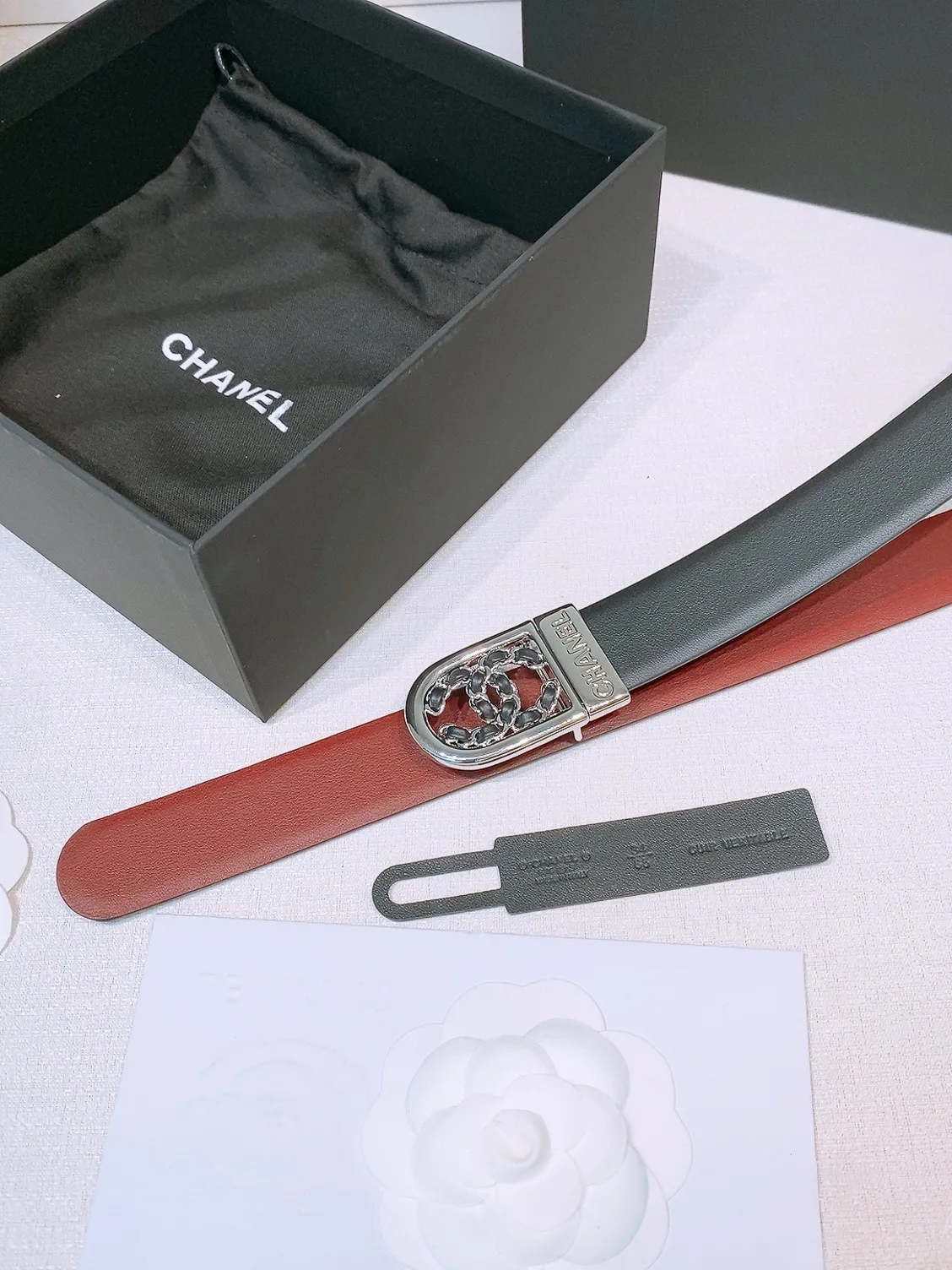 💰460💰Full package💰 💍Purchase level Chanel ⚡️🌹New belt This is made of cow leather. The classic leather chain double C is wrapped in gold metal. It is more textured than the previous simple logo buckle. It is super versatile. No matter what style of clothing it is paired with, it can instantly enhance the overall fashion sense. Rotatable. Two colors available. Width: 30 mm.
