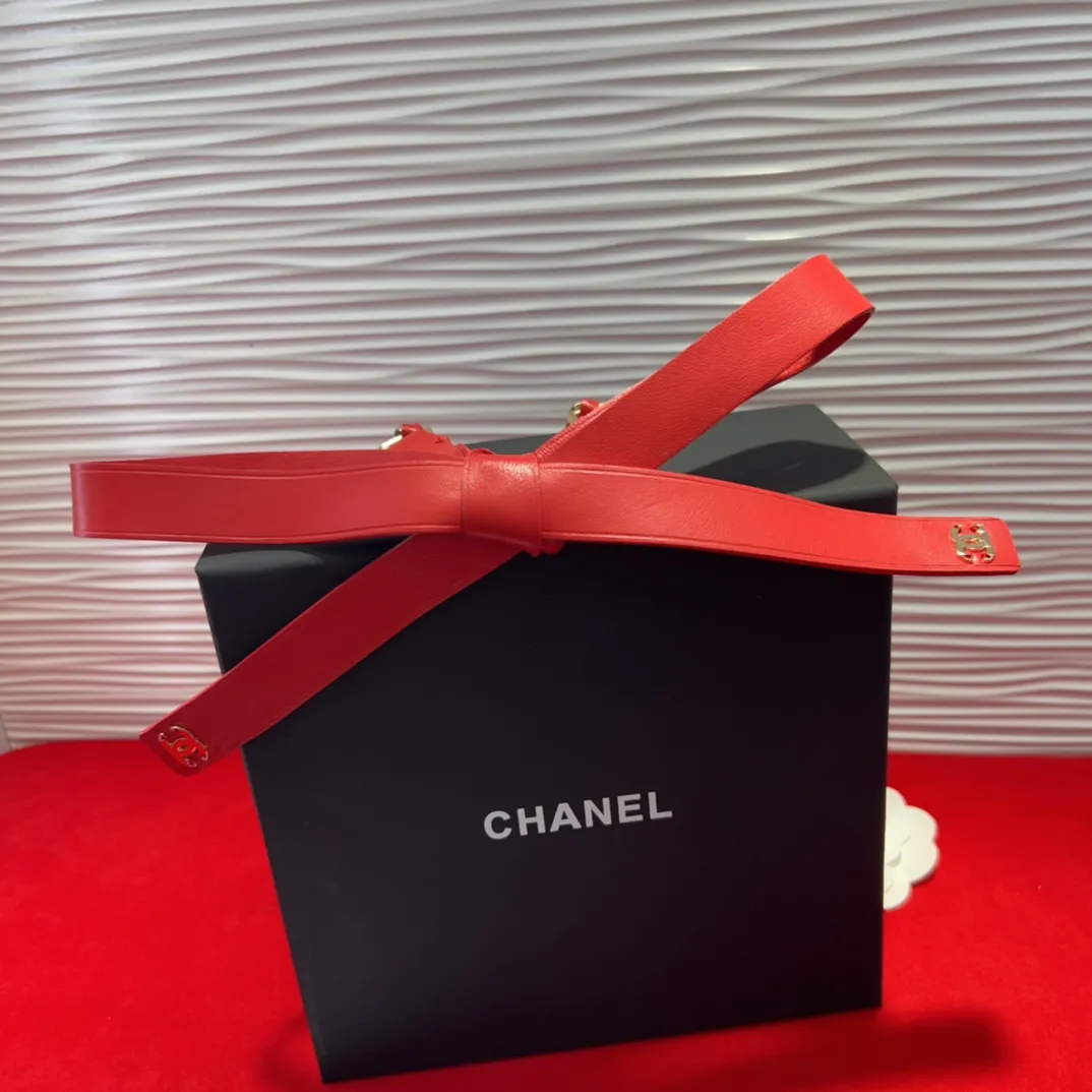 💰460💰Full package💰 💍purchasing grade Chanel lambskin glass pearl and golden metal black with chain *cc letter logo is consistent with the original product. Delicate texture *One size fits all