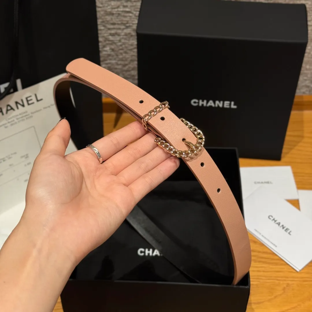 💰440💰Full package💰 💍Purchasing agent grade Chanel ⚡️🌹U-shaped women's belt This is made of imported cowhide, and the hardware is designed with a U-shaped pin buckle. Wearing the belt shows your waistline, enhances your temperament, and instantly becomes fashionable. It is a classic embellishment. Whether it is daily travel or attending important occasions, it can easily control various styles of clothing.⚡️🌹Width: 20 mm