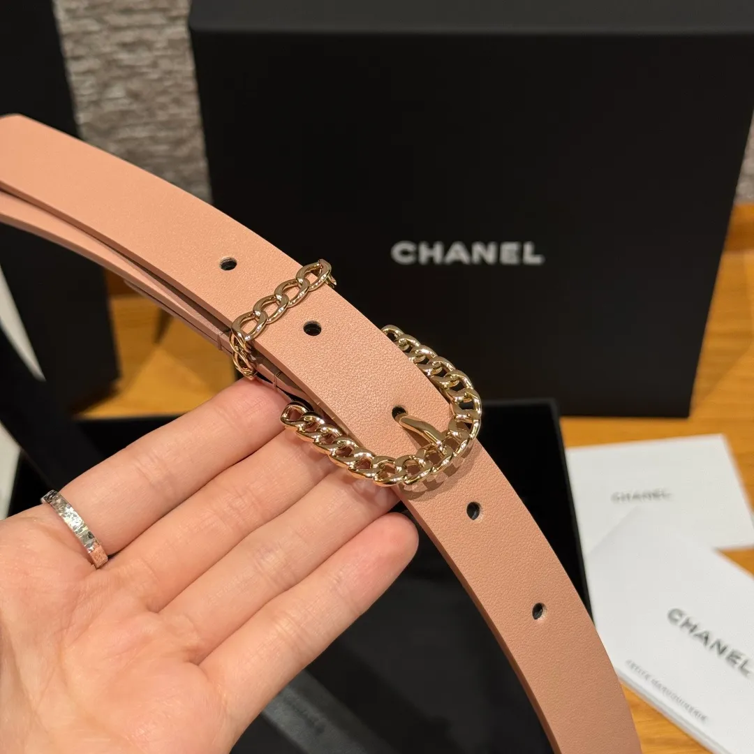 💰440💰Full package💰 💍Purchasing agent grade Chanel ⚡️🌹U-shaped women's belt This is made of imported cowhide, and the hardware is designed with a U-shaped pin buckle. Wearing the belt shows your waistline, enhances your temperament, and instantly becomes fashionable. It is a classic embellishment. Whether it is daily travel or attending important occasions, it can easily control various styles of clothing.⚡️🌹Width: 20 mm