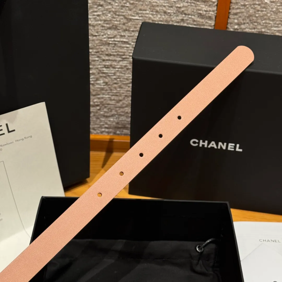 💰440💰Full package💰 💍Purchasing agent grade Chanel ⚡️🌹U-shaped women's belt This is made of imported cowhide, and the hardware is designed with a U-shaped pin buckle. Wearing the belt shows your waistline, enhances your temperament, and instantly becomes fashionable. It is a classic embellishment. Whether it is daily travel or attending important occasions, it can easily control various styles of clothing.⚡️🌹Width: 20 mm