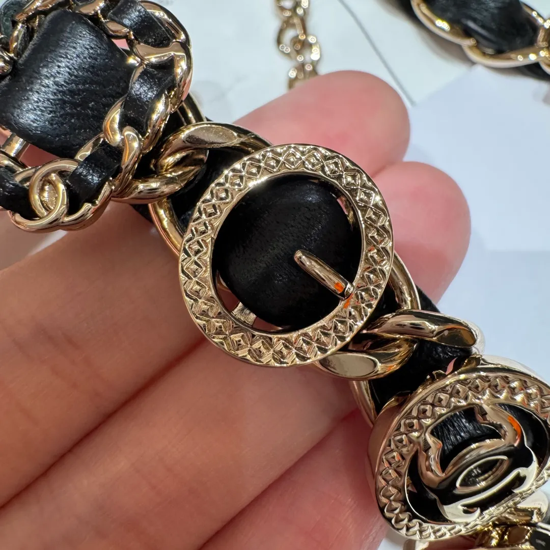 💰640💰Full package💰 💍Purchase level Chanel new waist chain, classic black gold color, interweaving of chain and leather, exquisite double C logo, invincible texture, full of high-end sense, paired with a coat, instantly outlines a slender waist, with an aura of 2.8 meters, paired with a sweater, adding a sense of sophistication and agility to lazy autumn and winter outfits, paired with a dress, the elegance is even more straight.