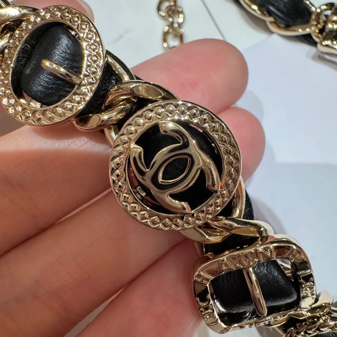 💰640💰Full package💰 💍Purchase level Chanel new waist chain, classic black gold color, interweaving of chain and leather, exquisite double C logo, invincible texture, full of high-end sense, paired with a coat, instantly outlines a slender waist, with an aura of 2.8 meters, paired with a sweater, adding a sense of sophistication and agility to lazy autumn and winter outfits, paired with a dress, the elegance is even more straight.