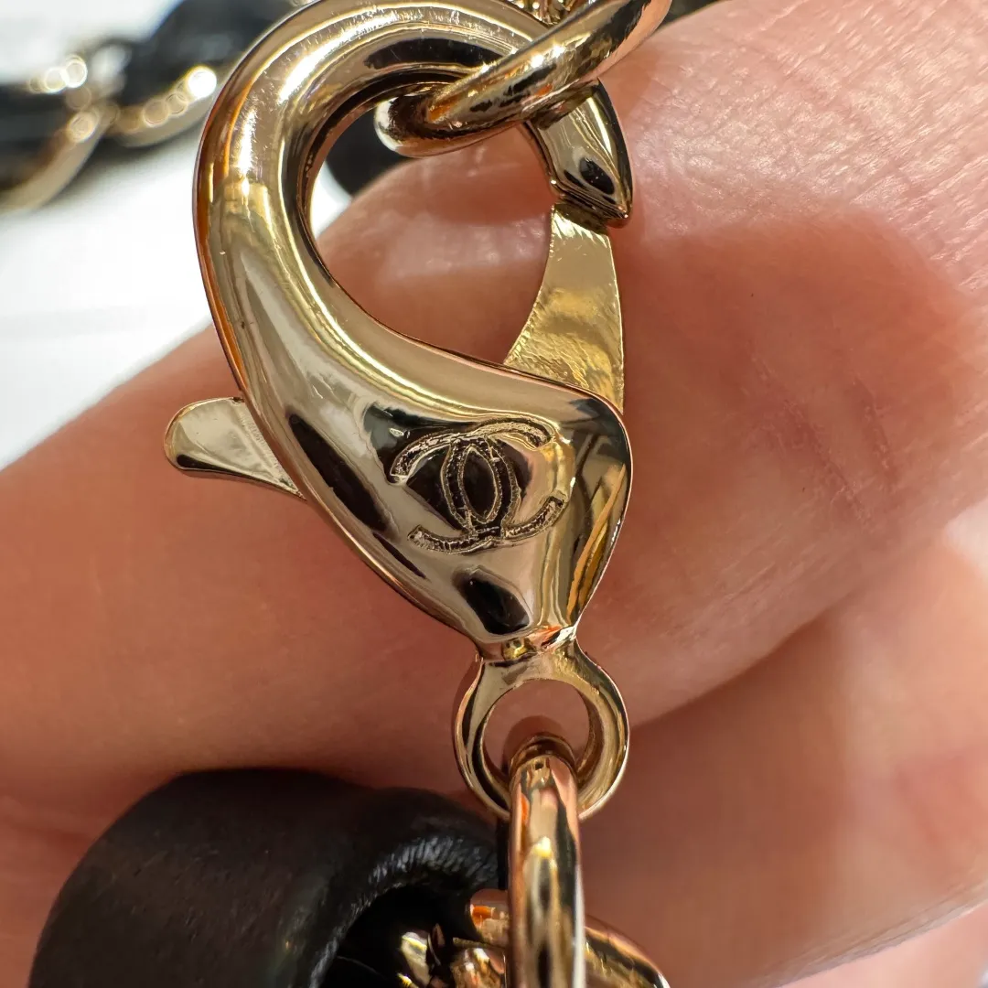 💰640💰Full package💰 💍Purchase level Chanel new waist chain, classic black gold color, interweaving of chain and leather, exquisite double C logo, invincible texture, full of high-end sense, paired with a coat, instantly outlines a slender waist, with an aura of 2.8 meters, paired with a sweater, adding a sense of sophistication and agility to lazy autumn and winter outfits, paired with a dress, the elegance is even more straight.