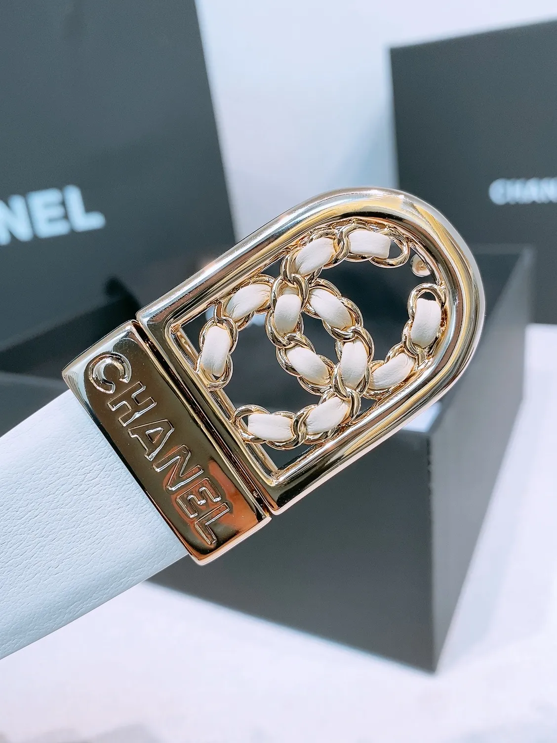 💰460💰Full package💰 💍Purchase level Chanel ⚡️🌹New belt This is made of cow leather. The classic leather chain double C is wrapped in gold metal. It is more textured than the previous simple logo buckle. It is super versatile. No matter what style of clothing it is paired with, it can instantly enhance the overall fashion sense. Rotatable. Two colors available. Width: 30 mm.