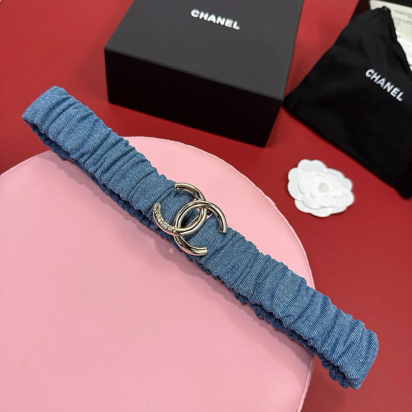 💰460💰Full package💰 💍Purchasing-grade Xiaoxiangjia logo pleated cowhide elastic belt, entirely wrapped in soft pleated cowhide covering, smart and modern style, light gold, silver electroplated metal logo buckle, width 3.0. Matched with rhinestones. CC square buckle. Calfskin elastic belt with excellent elasticity and soft touch. Number of sizes including buckle S=65cm total length (available 75, 80, 85)