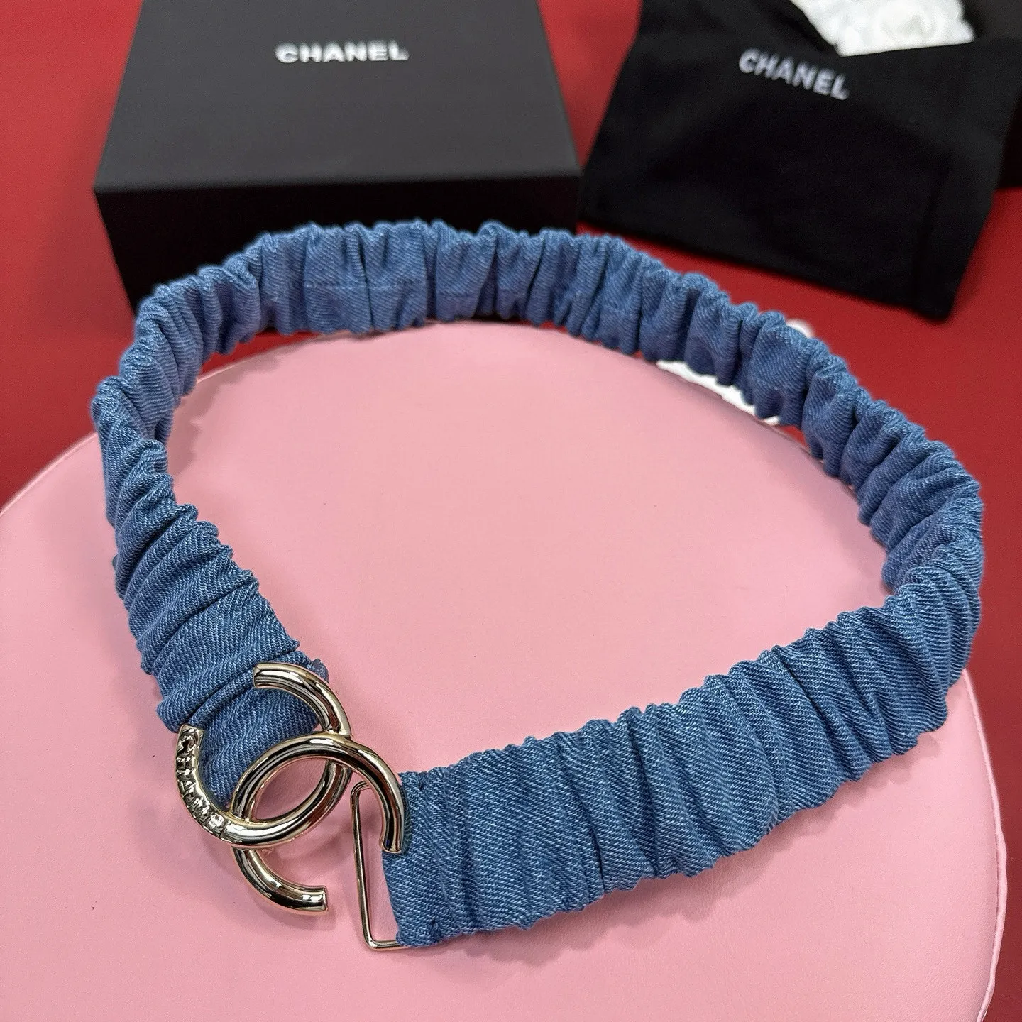 💰460💰Full package💰 💍Purchasing-grade Xiaoxiangjia logo pleated cowhide elastic belt, entirely wrapped in soft pleated cowhide covering, smart and modern style, light gold, silver electroplated metal logo buckle, width 3.0. Matched with rhinestones. CC square buckle. Calfskin elastic belt with excellent elasticity and soft touch. Number of sizes including buckle S=65cm total length (available 75, 80, 85)