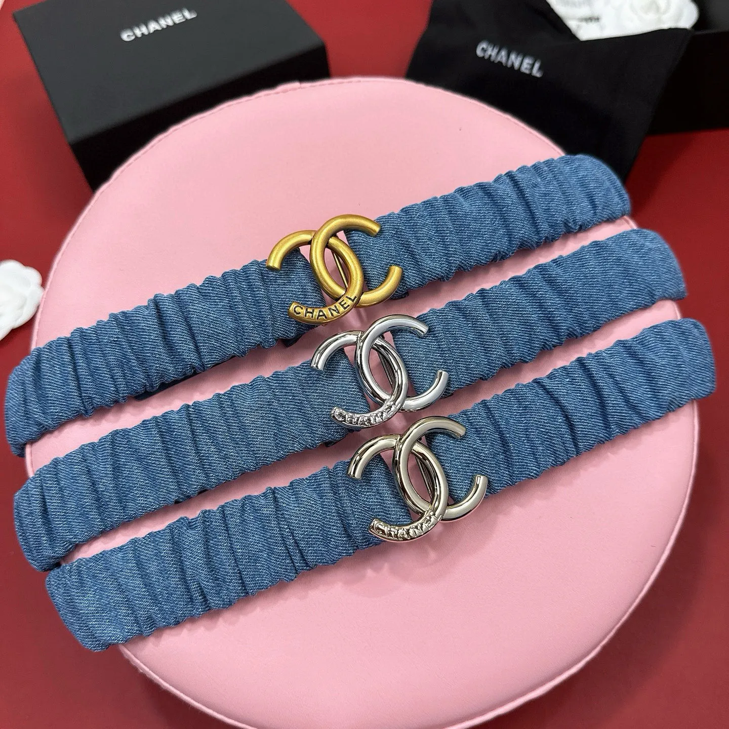 💰460💰Full package💰 💍Purchasing-grade Xiaoxiangjia logo pleated cowhide elastic belt, entirely wrapped in soft pleated cowhide covering, smart and modern style, light gold, silver electroplated metal logo buckle, width 3.0. Matched with rhinestones. CC square buckle. Calfskin elastic belt with excellent elasticity and soft touch. Number of sizes including buckle S=65cm total length (available 75, 80, 85)