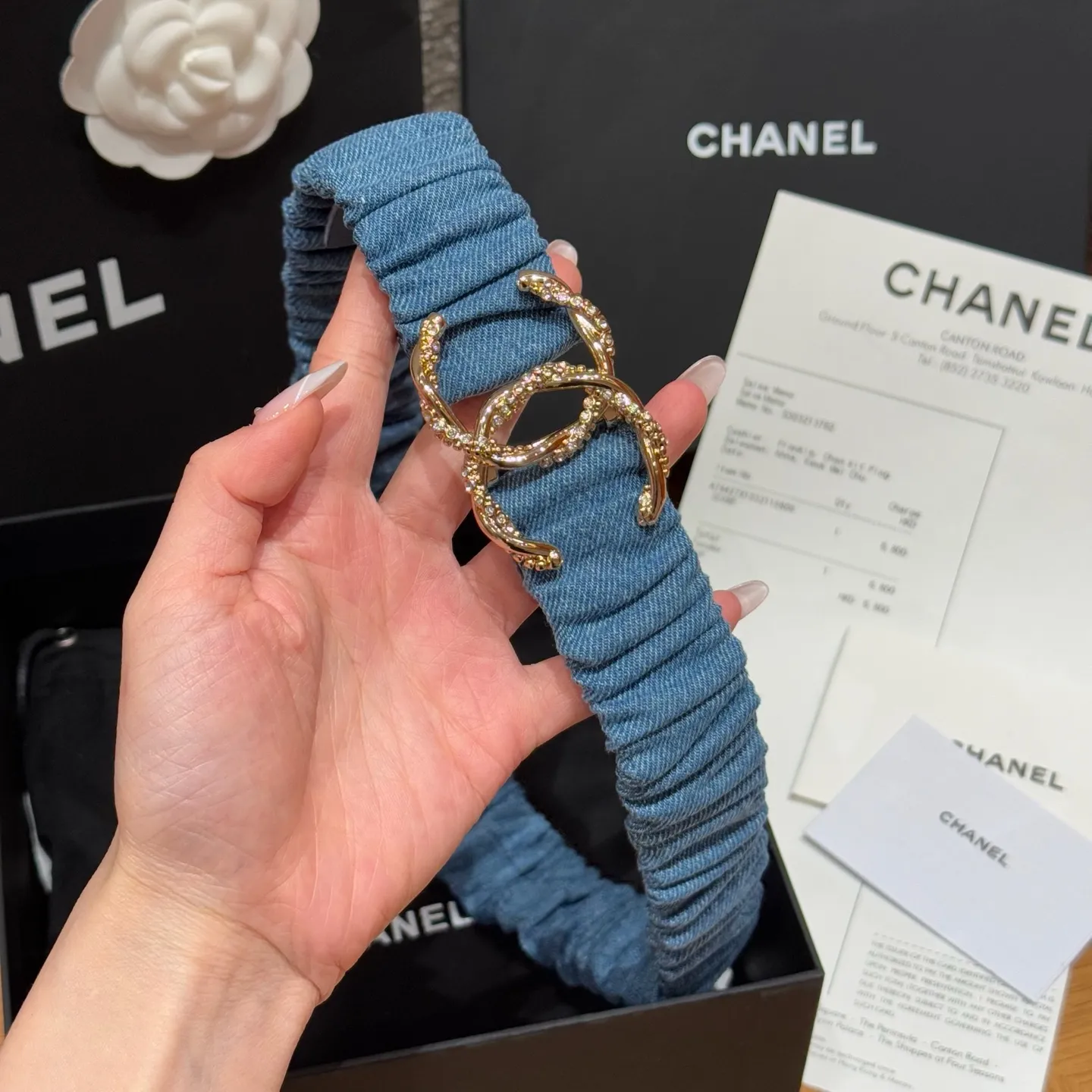 💰440💰Full package💰 💍Purchase level Xiangjia's new belt. Soft denim fabric, with a lazy and casual atmosphere, and the fold design adds a bit of smartness and playfulness. It seems to tell French romance, the iconic double C logo shines dazzlingly, and the inlaid rhinestones are like stars🌟Full of sophistication, instantly making the overall look more sophisticated. Size: S, M, L