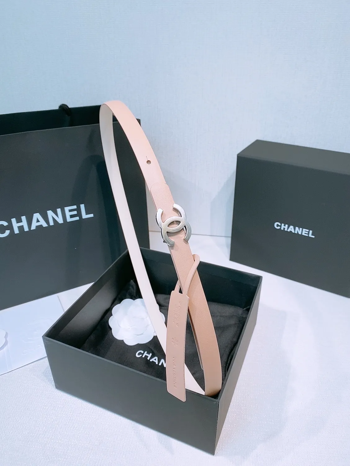 💰440💰Full package💰 💍Purchase level Chanel ⚡️🌹New narrow double-sided belt Chanel classic double-sided belt, made of high-quality calfskin, more suitable for summer, suitable for matching pants and skirts, very versatile 👍, the overall details are very surprising, full of design 👍🏻 Width: 15 mm