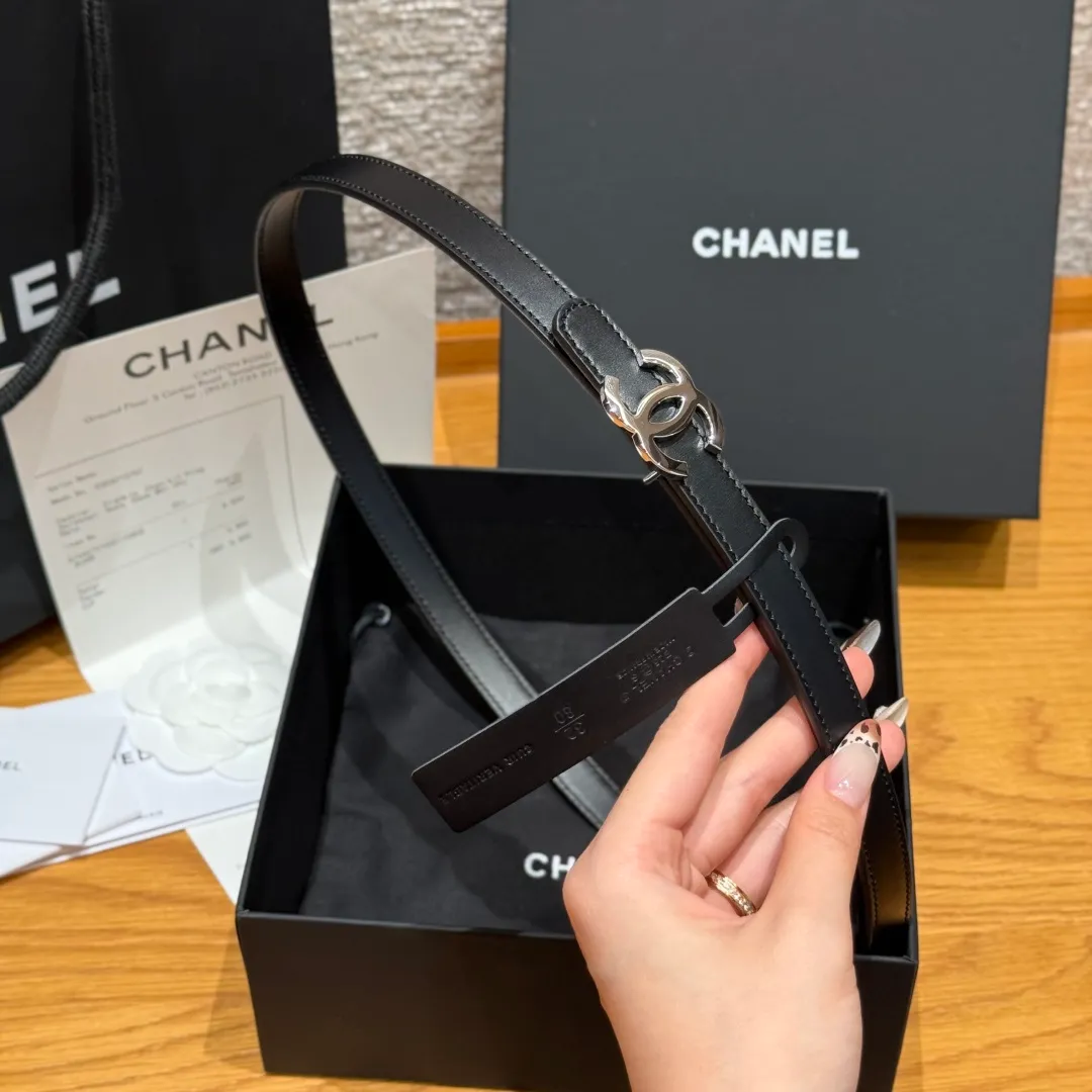 💰440💰Full package💰 💍Purchase level Chanel ⚡️🌹New narrow double-sided belt Chanel classic double-sided belt, made of high-quality calfskin, more suitable for summer, suitable for matching pants and skirts, very versatile 👍, the overall details are very surprising, full of design 👍🏻 Width: 15 mm