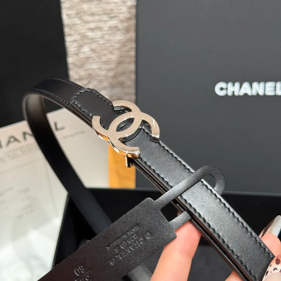 💰440💰Full package💰 💍Purchase level Chanel ⚡️🌹New narrow double-sided belt Chanel classic double-sided belt, made of high-quality calfskin, more suitable for summer, suitable for matching pants and skirts, very versatile 👍, the overall details are very surprising, full of design 👍🏻 Width: 15 mm