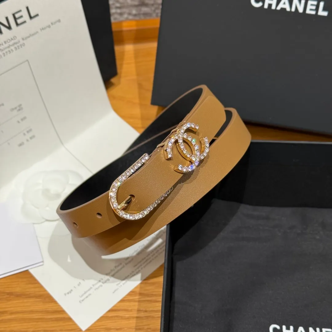 💰460💰Full package💰 💍Purchase grade Chanel ⚡️🌹Double C belt This double-sided cowhide leather, with crystal buckle, tied around the waist to express temperament and taste⚡️🌹U-shaped buckle with Swarovski double C logo, even though it is a spring and summer show style, it is still beautiful in winter, the shiny diamond jewelry is very versatile, it can be matched with jeans or skirts. Width: 20mm
