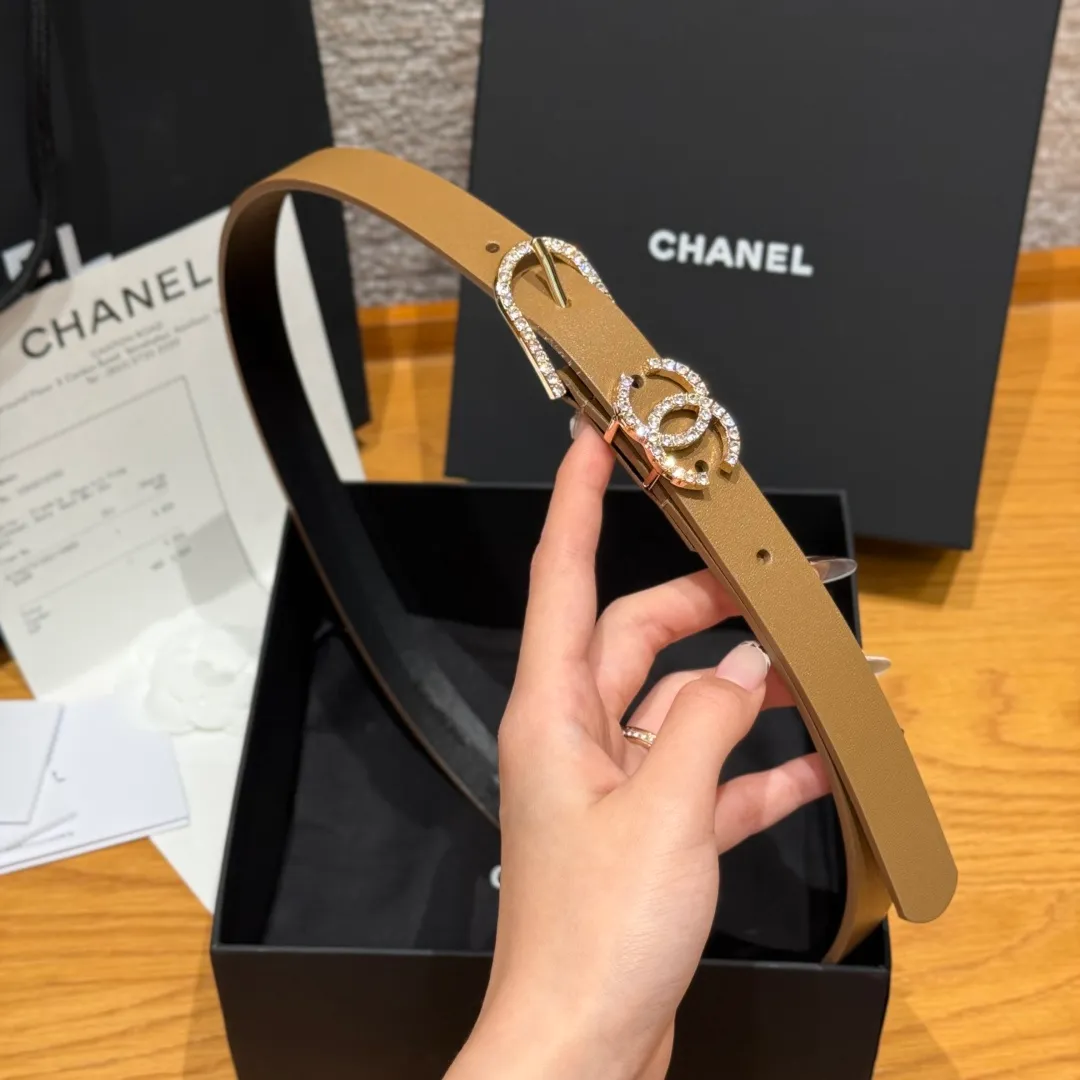 💰460💰Full package💰 💍Purchase grade Chanel ⚡️🌹Double C belt This double-sided cowhide leather, with crystal buckle, tied around the waist to express temperament and taste⚡️🌹U-shaped buckle with Swarovski double C logo, even though it is a spring and summer show style, it is still beautiful in winter, the shiny diamond jewelry is very versatile, it can be matched with jeans or skirts. Width: 20mm