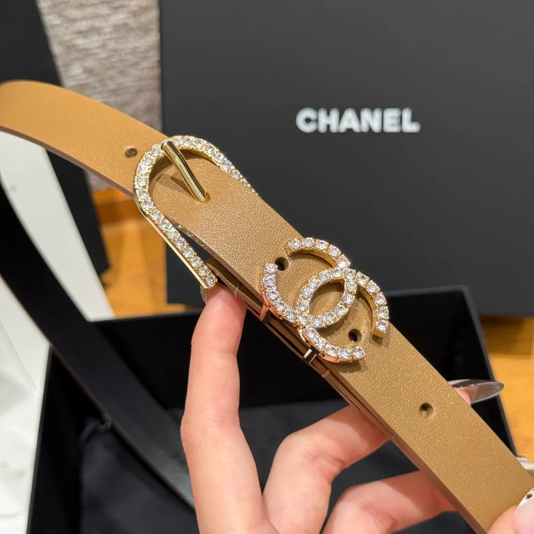 💰460💰Full package💰 💍Purchase grade Chanel ⚡️🌹Double C belt This double-sided cowhide leather, with crystal buckle, tied around the waist to express temperament and taste⚡️🌹U-shaped buckle with Swarovski double C logo, even though it is a spring and summer show style, it is still beautiful in winter, the shiny diamond jewelry is very versatile, it can be matched with jeans or skirts. Width: 20mm