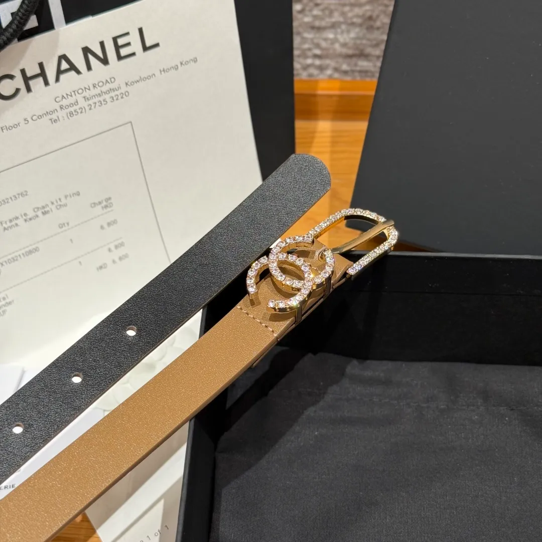 💰460💰Full package💰 💍Purchase grade Chanel ⚡️🌹Double C belt This double-sided cowhide leather, with crystal buckle, tied around the waist to express temperament and taste⚡️🌹U-shaped buckle with Swarovski double C logo, even though it is a spring and summer show style, it is still beautiful in winter, the shiny diamond jewelry is very versatile, it can be matched with jeans or skirts. Width: 20mm